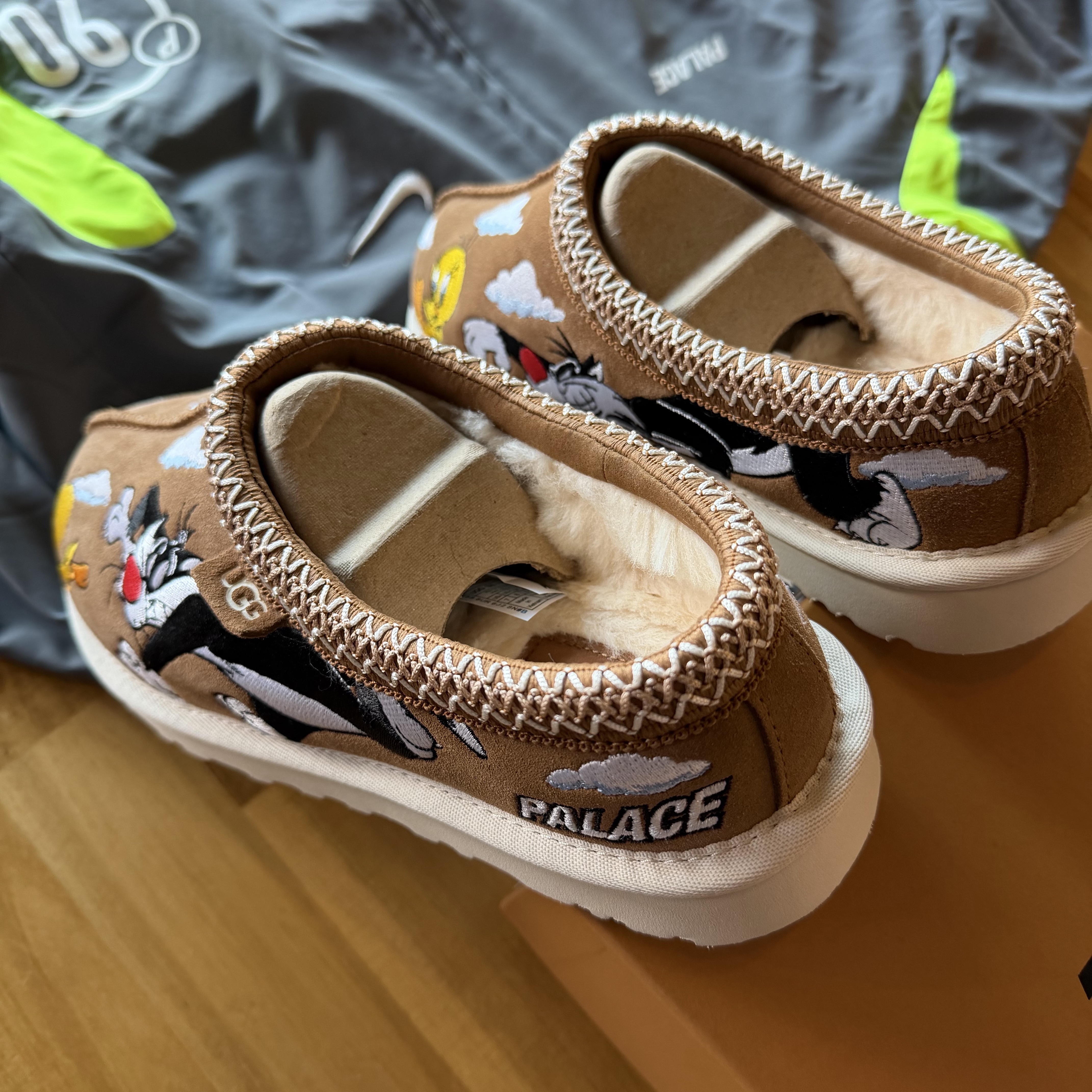 UGG x Palace x Looney Tunes Tasman Slipper Chestnut 착용 스타일 - 1