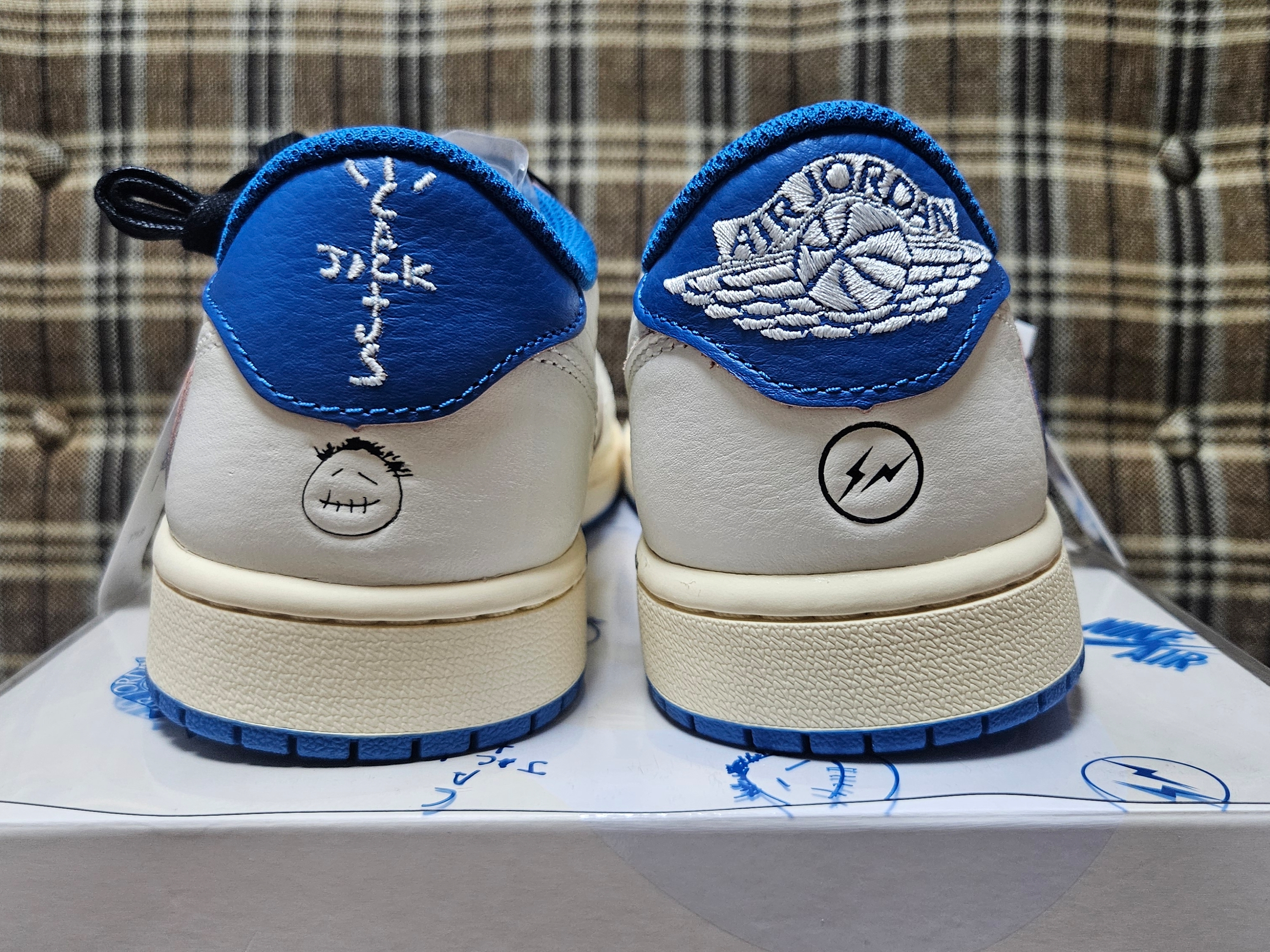 Jordan 1 x Travis Scott x Fragment Retro Low OG SP Sail Military Blue 착용 스타일 - 2
