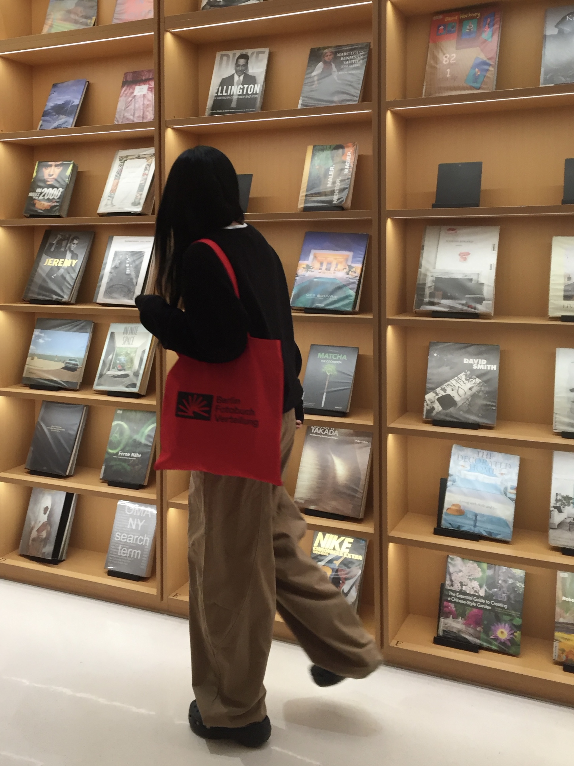 Berlin Photobook Distribution 002 Bag Red, (W) Crocs Classic Platform Clog Black 착용 스타일 - 2