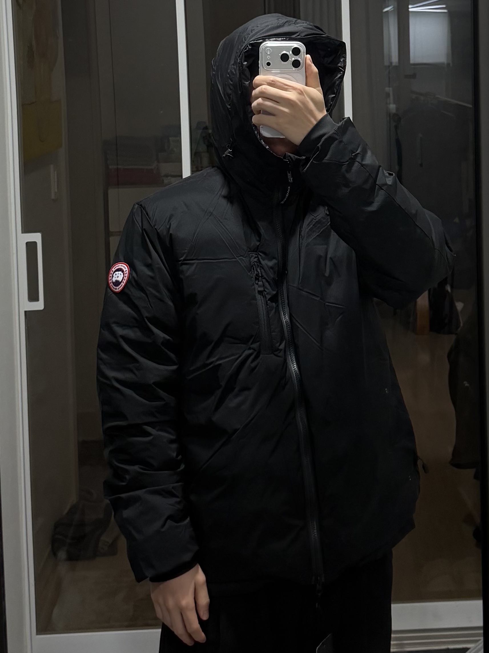 Canada Goose Lodge Down Hoody Matte Finish Black 착용 스타일 - 3