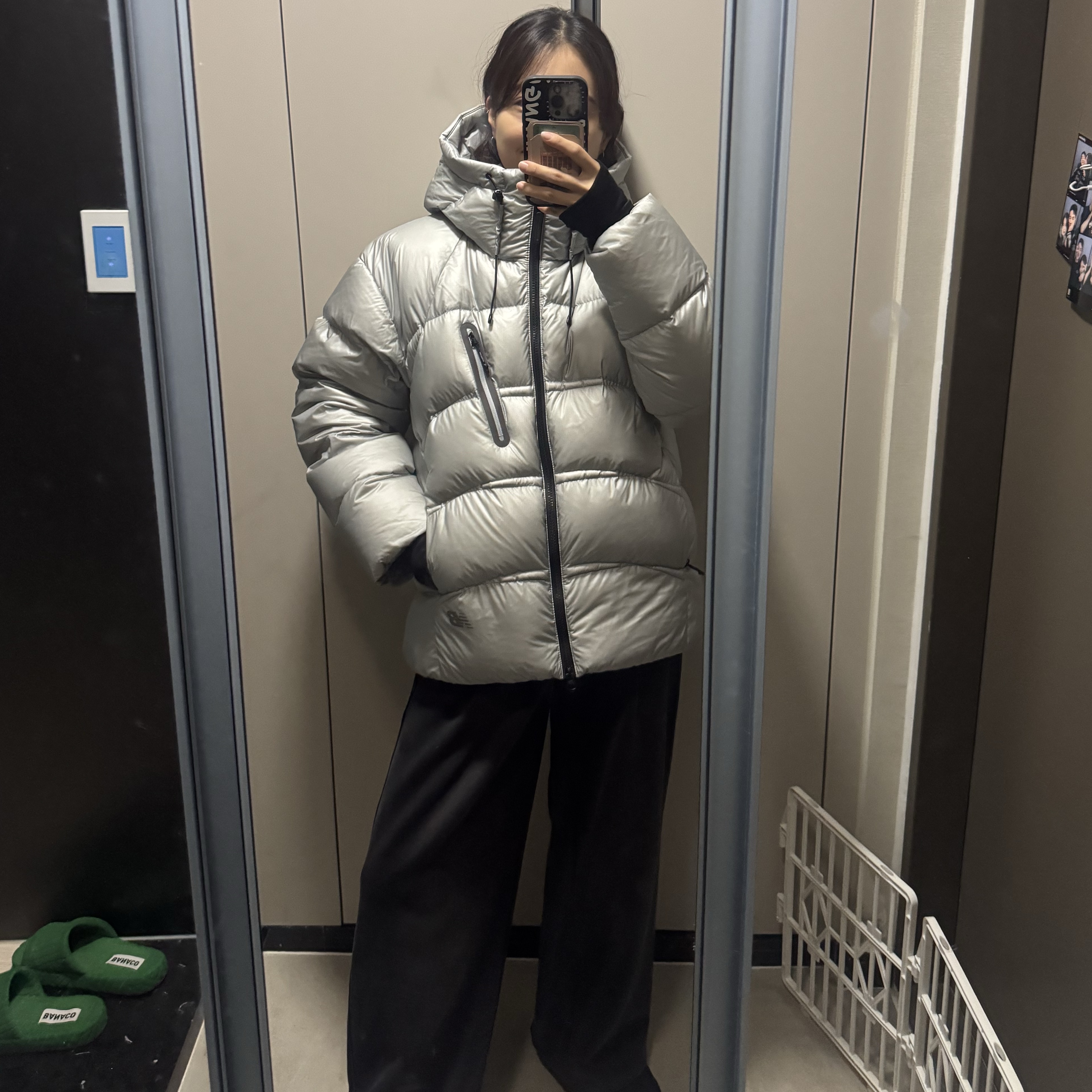 New Balance Flying 77 Superlight Hooded Heavy Goose Down Light gray 착용 스타일 - 3