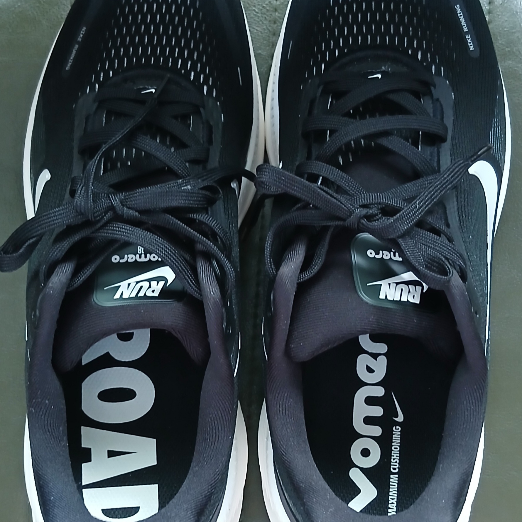 Nike Vomero 18 Black Coconut Milk 착용 스타일