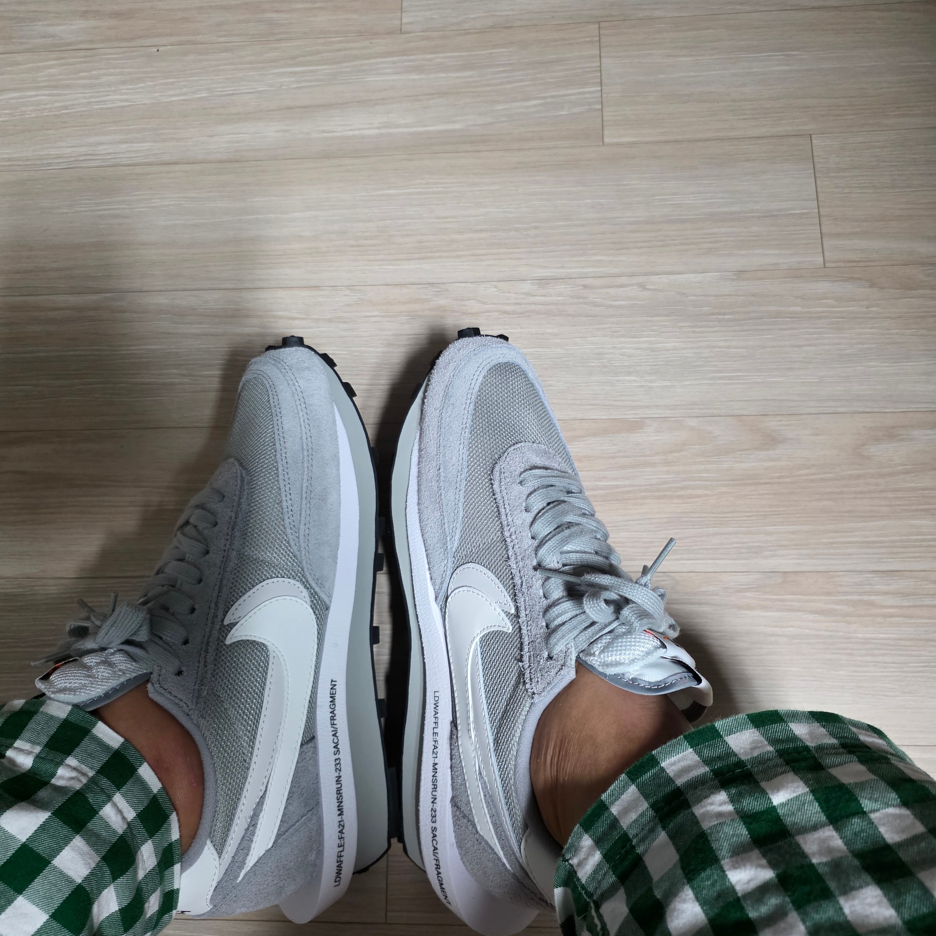 Nike x Sacai x Fragment LDWaffle Light Smoke Grey 착용 스타일 - 3