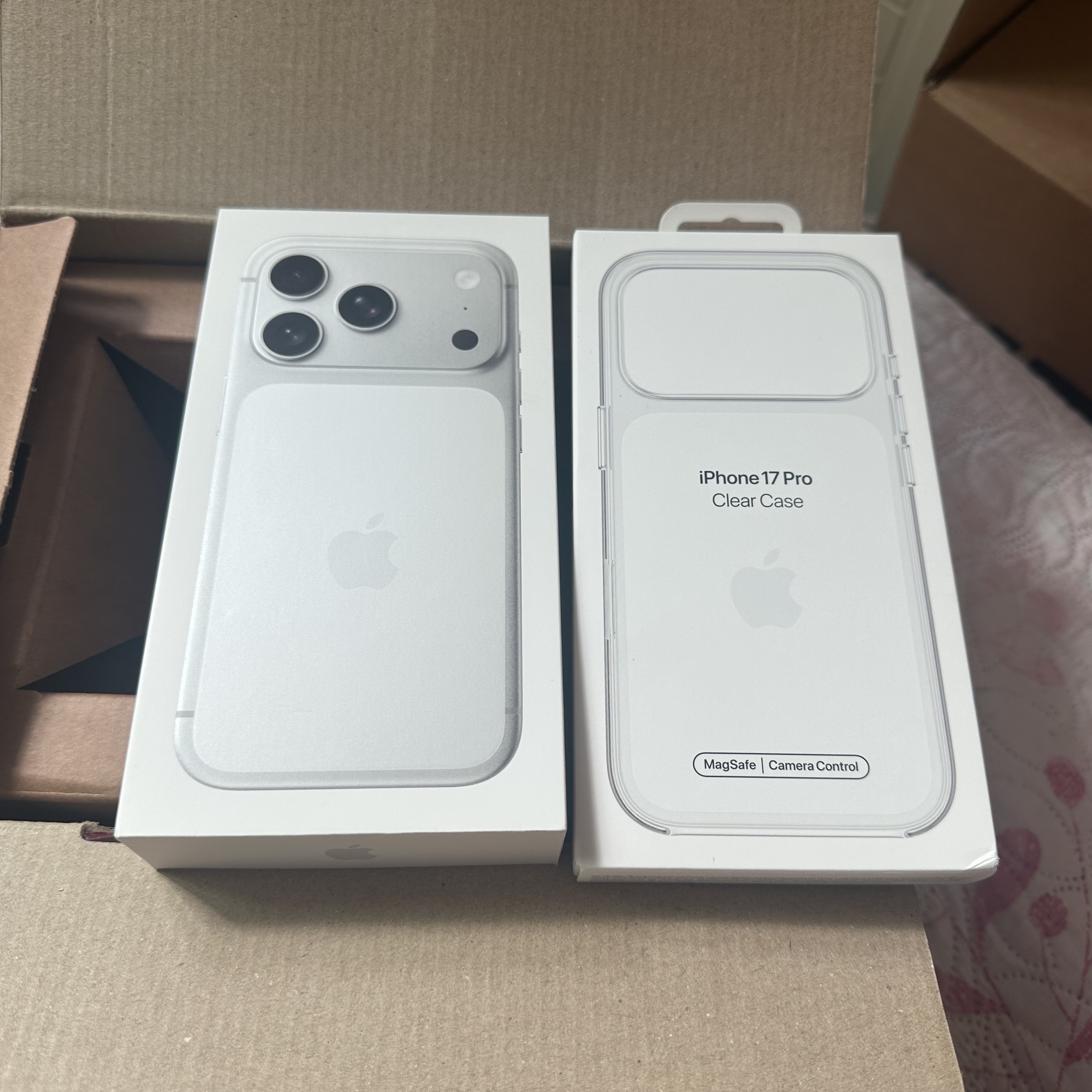 Apple iPhone 17 Pro 256GB Silver 착용 스타일 - 1