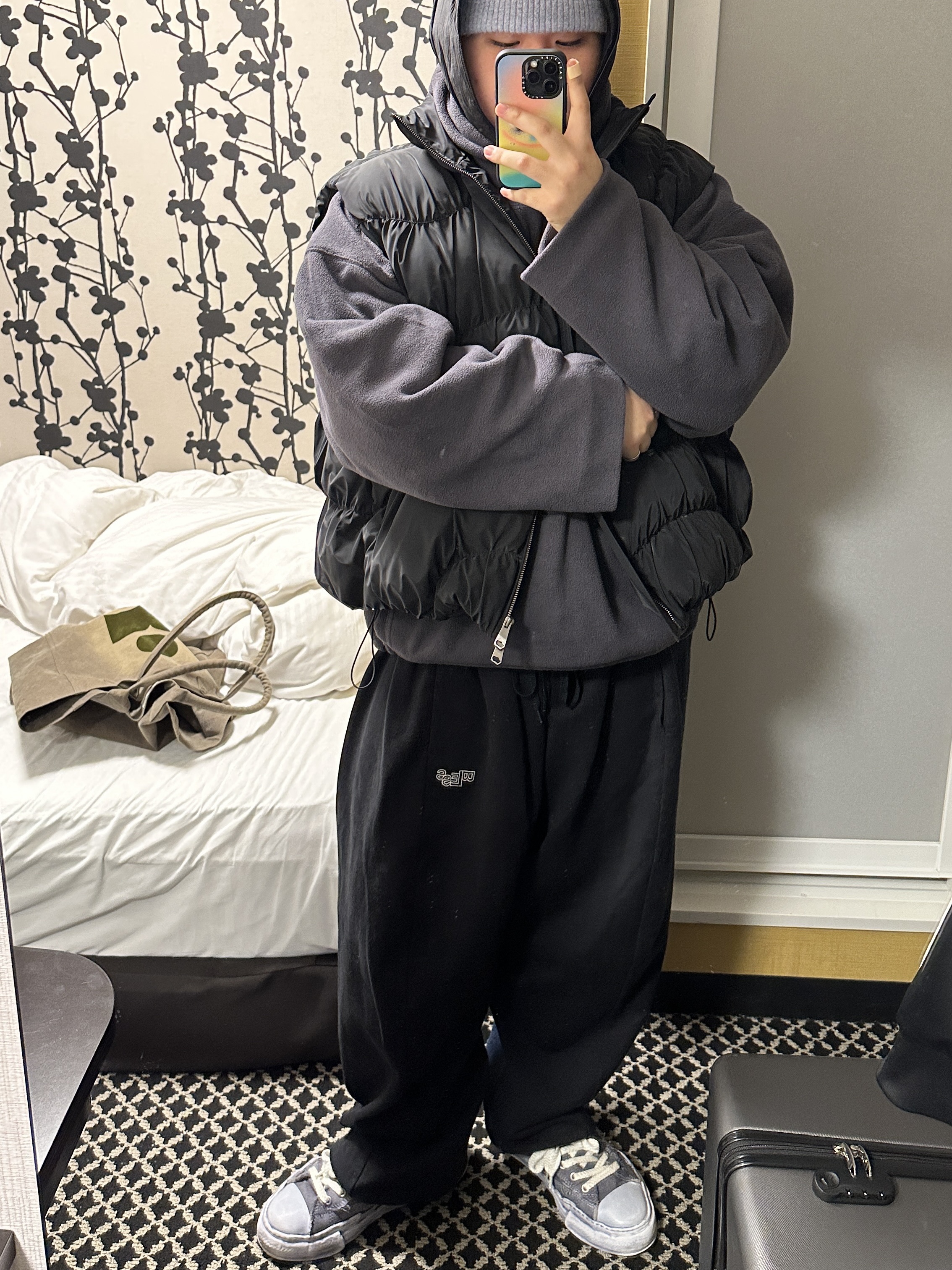 Yeezy Gap Polar Fleece Padded Hoodie Dark Grey, Maison Mihara Yasuhiro Peterson OG Sole Over Dyed Low-top Sneakers Black 착용 스타일