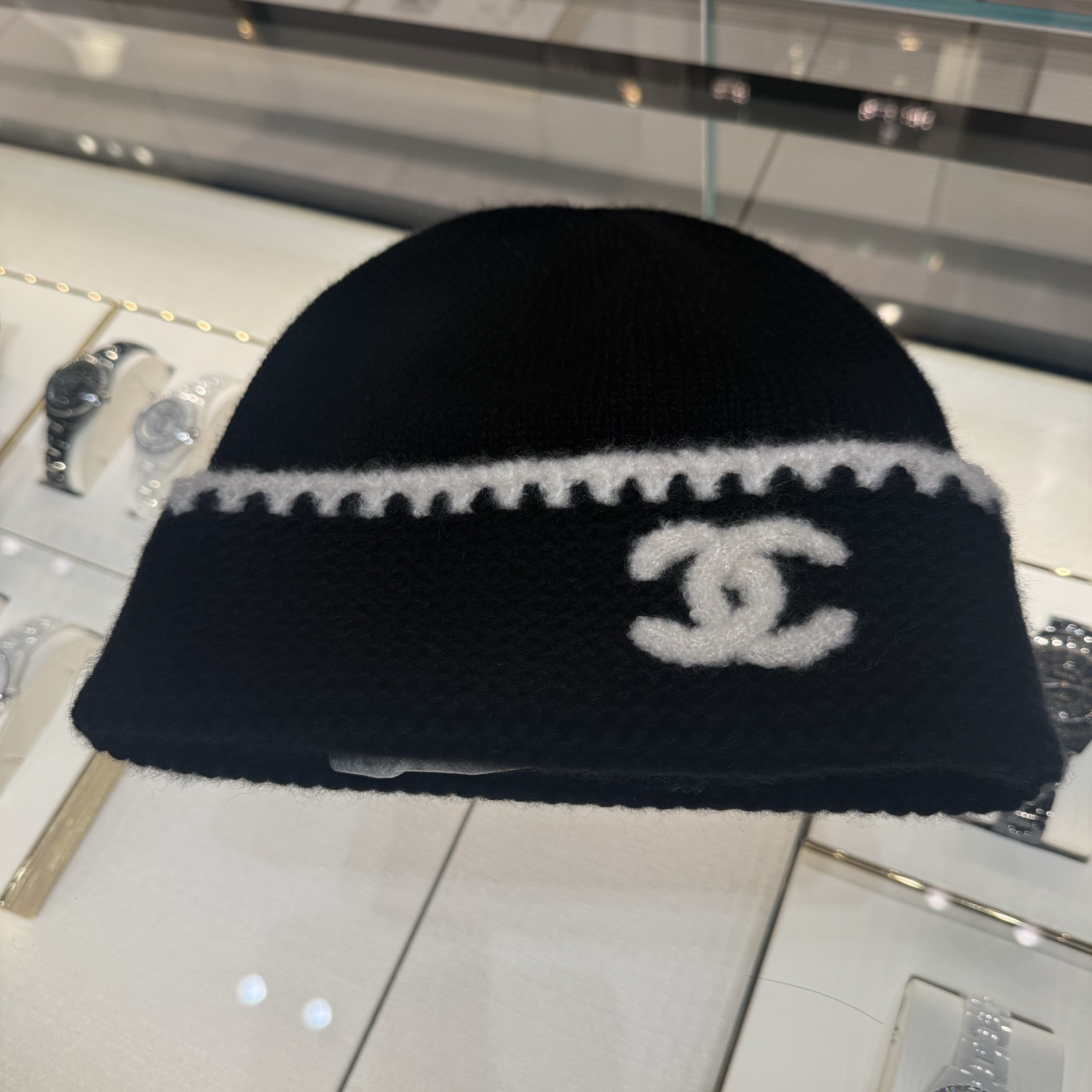 Chanel Beanie Cashmere & Black White 착용 스타일
