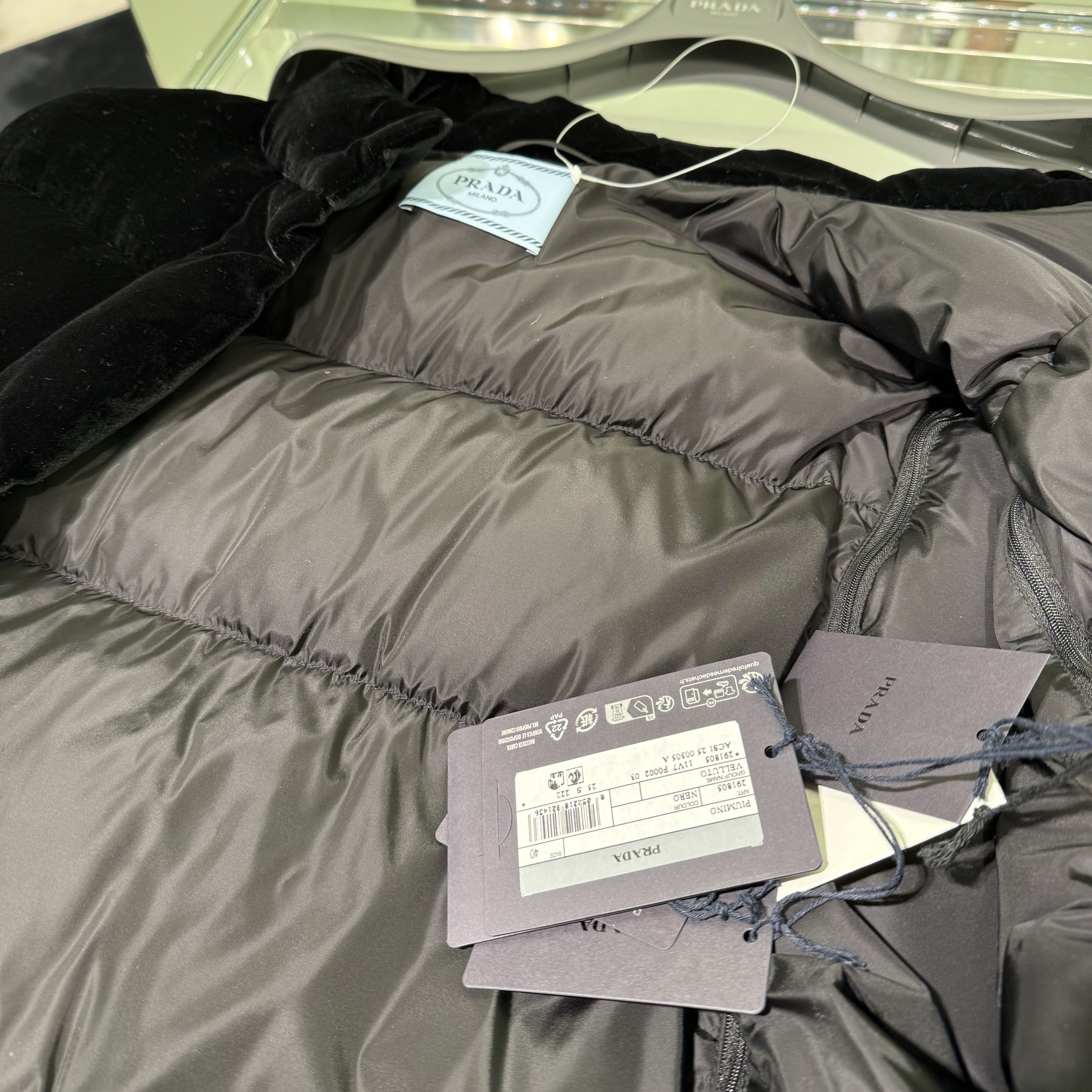 (W) Prada Velvet Cropped Puffer Jacket Black 착용 스타일 - 3