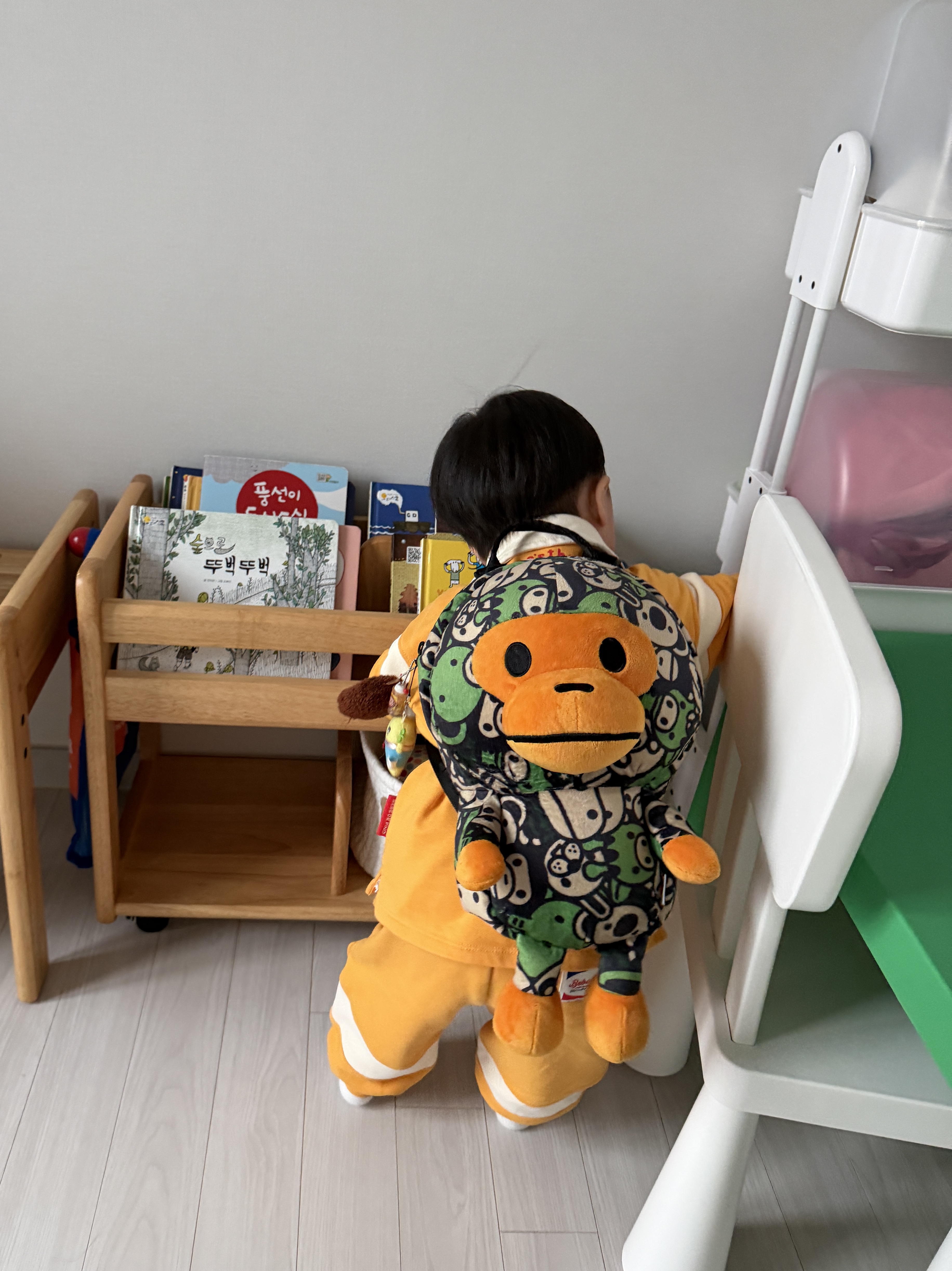 BAPE Baby Milo Plush Backpack Green 착용 스타일 - 2