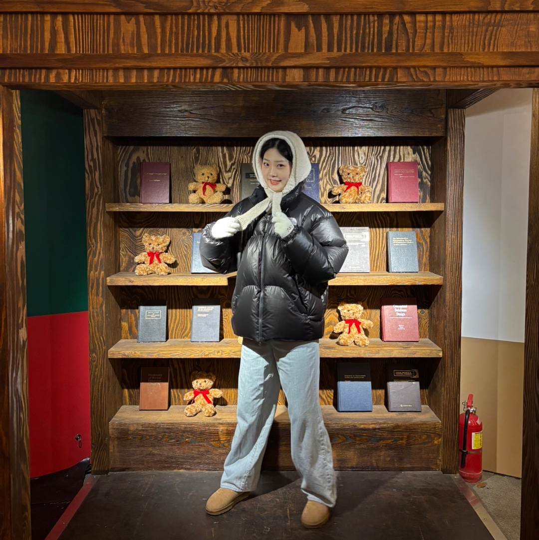 The North Face White Label Wave RDS Down Jacket Black, (W) UGG Tasman II Chestnut 착용 스타일 - 1