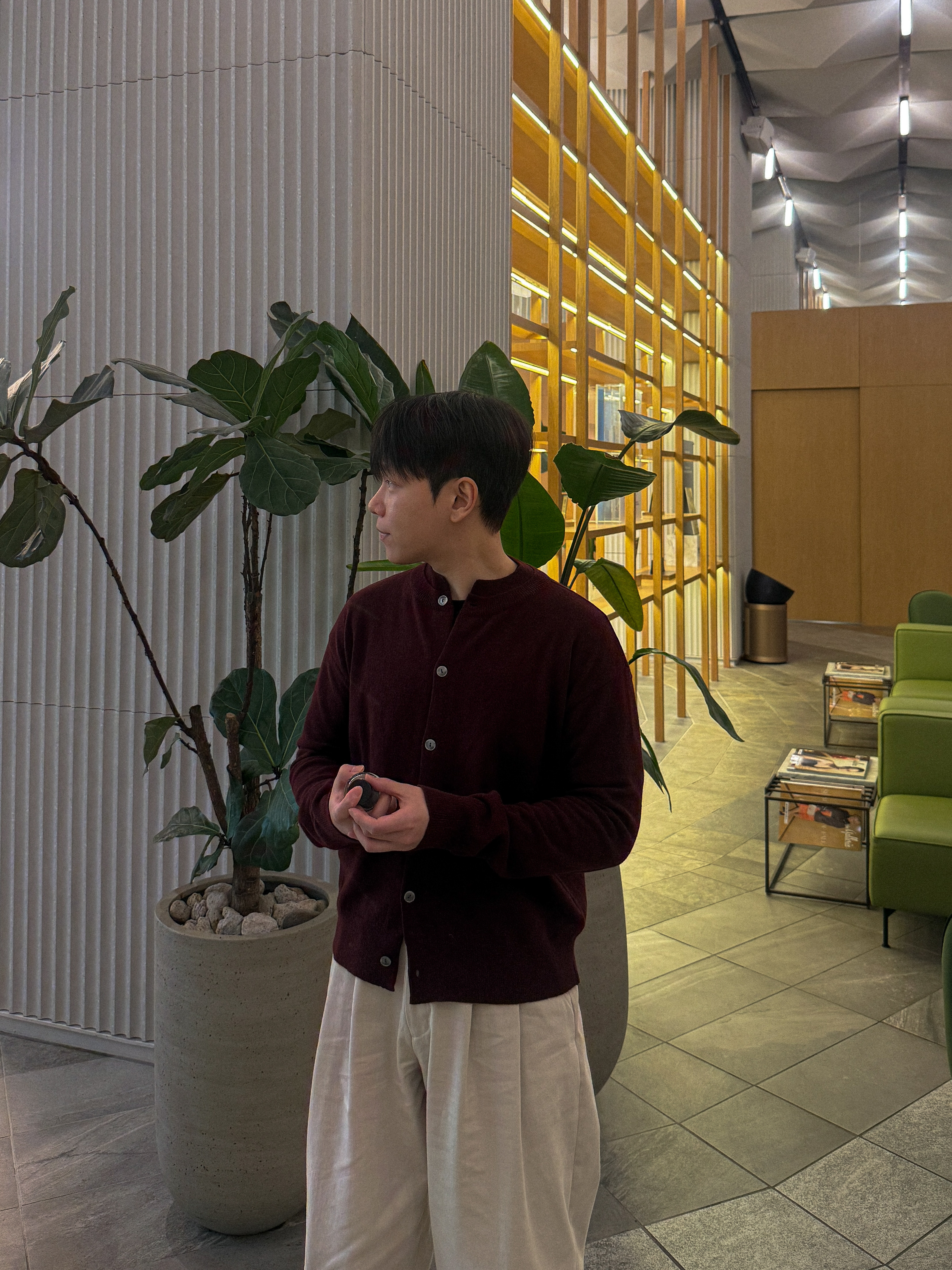 Waviness Double Frame Round Neck Cardigan Burgundy 착용 스타일