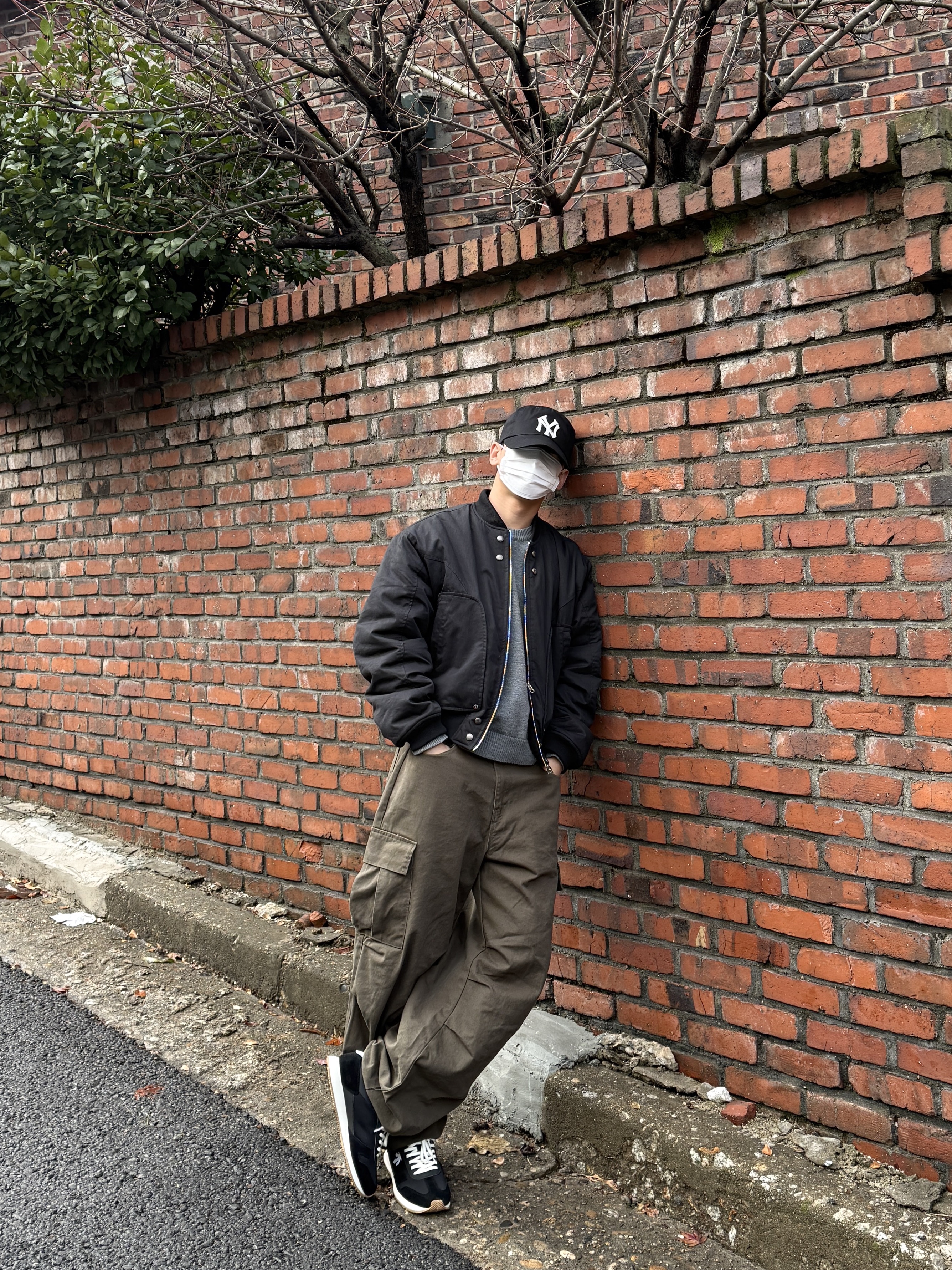 New Era 59Fifty MLB Authentic New York Yankees Game Navy, New Era x MoMA New York Yankees Cap Black 착용 스타일 - 4