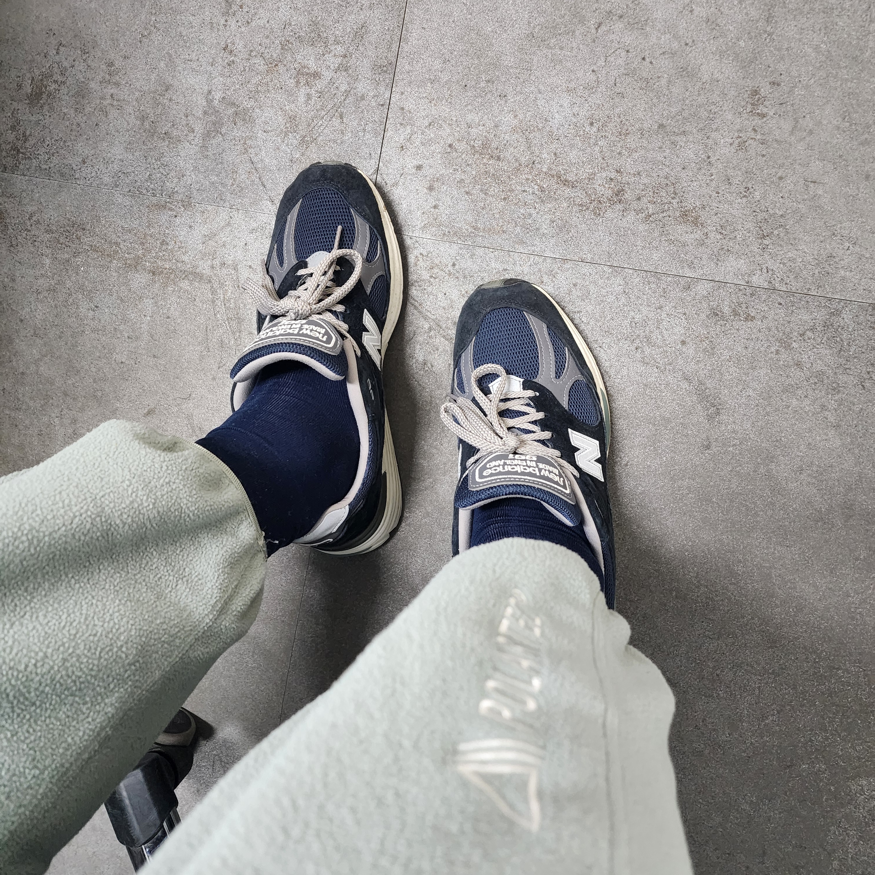 New Balance 991v2 Made in UK Dark Navy Smoked Pearl 착용 스타일