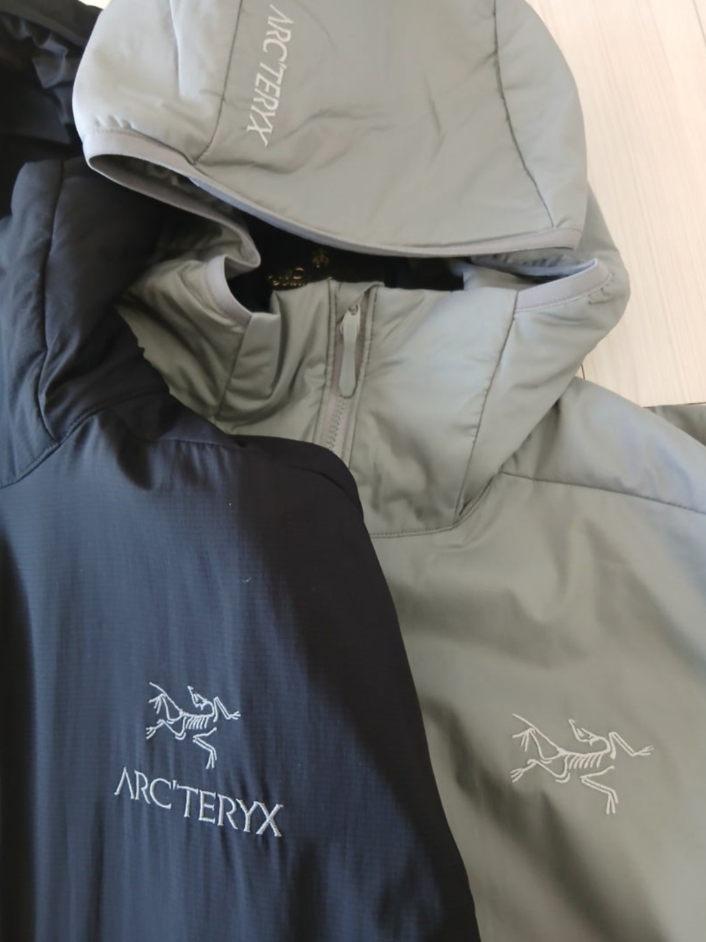 Arc'teryx Atom Hoody Void, (W) Arc'teryx Atom Hoody Black 착용 스타일 - 2