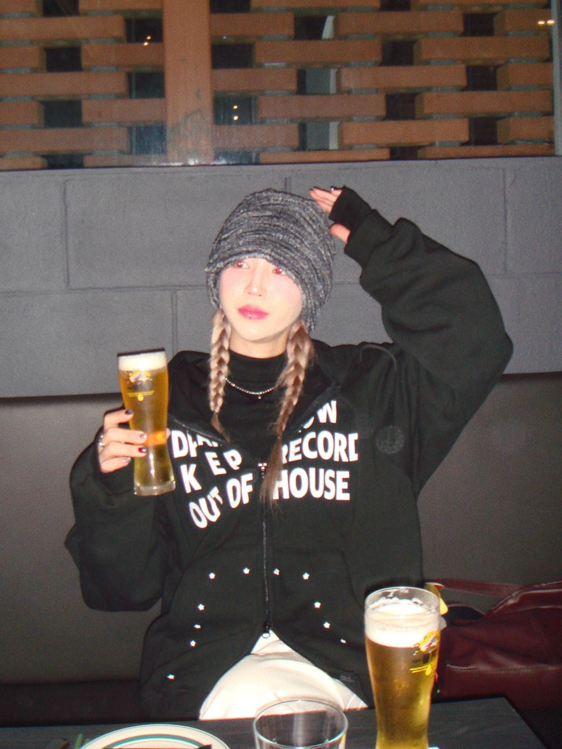 SLOW RECORD HOUSE Typo Star Hood Zip-up Black 착용 스타일 - 1