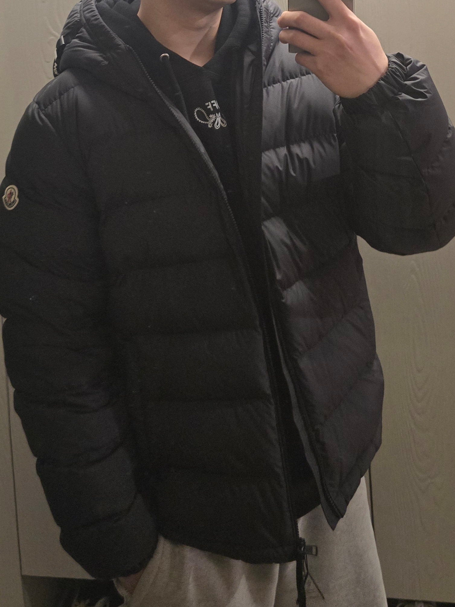 Moncler Laveraet Hooded Short Down Jacket Black - 25FW, Moncler Wool Beanie Black - 25FW 착용 스타일 - 2