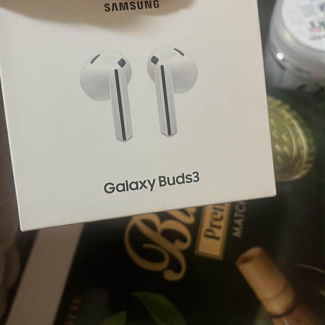 Samsung Galaxy Buds3 White 착용 스타일