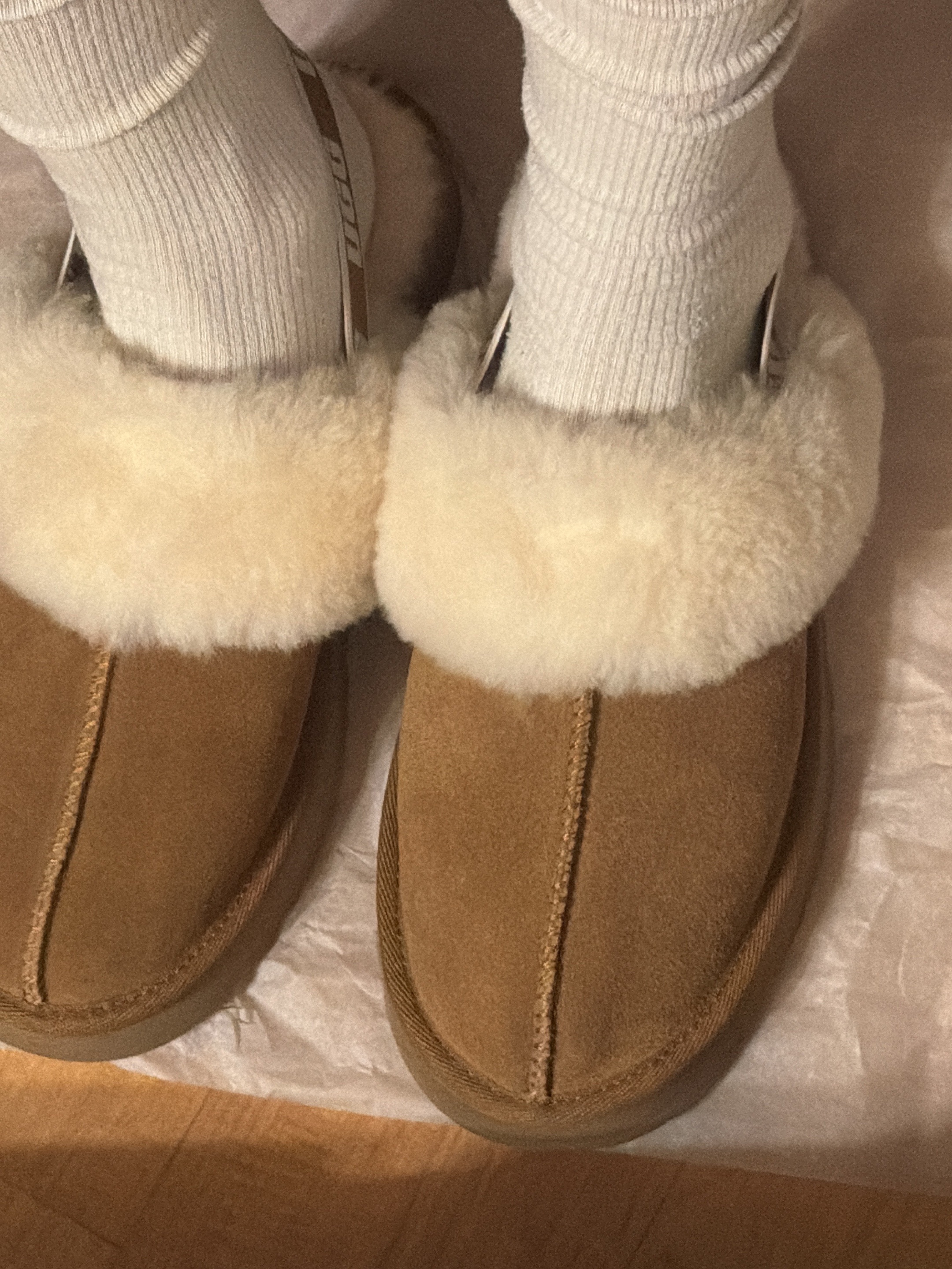 (Kids) UGG Funkette Slides Chestnut 착용 스타일 - 2