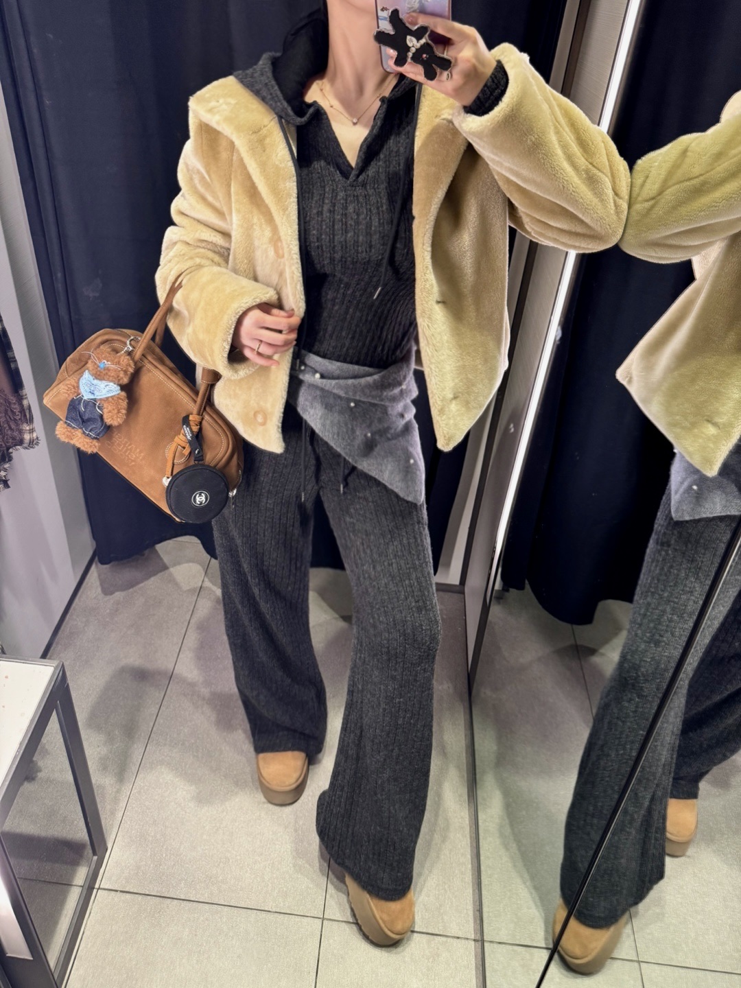 (W) UGG Classic Ultra Mini Platform Boots Chestnut, Monamhee x Amoupre Danhee Keyring Brown 착용 스타일 - 1