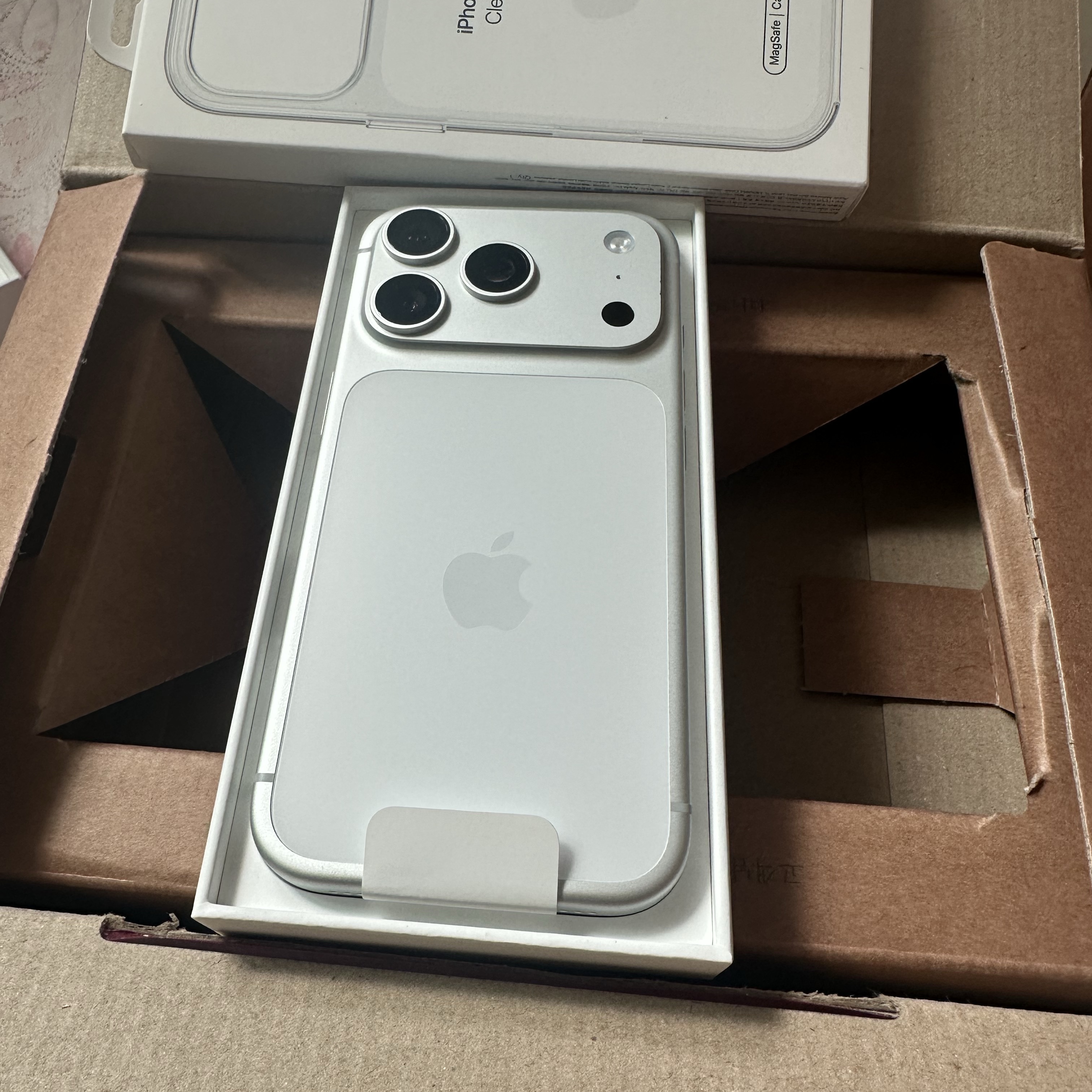 Apple iPhone 17 Pro 256GB Silver 착용 스타일 - 2