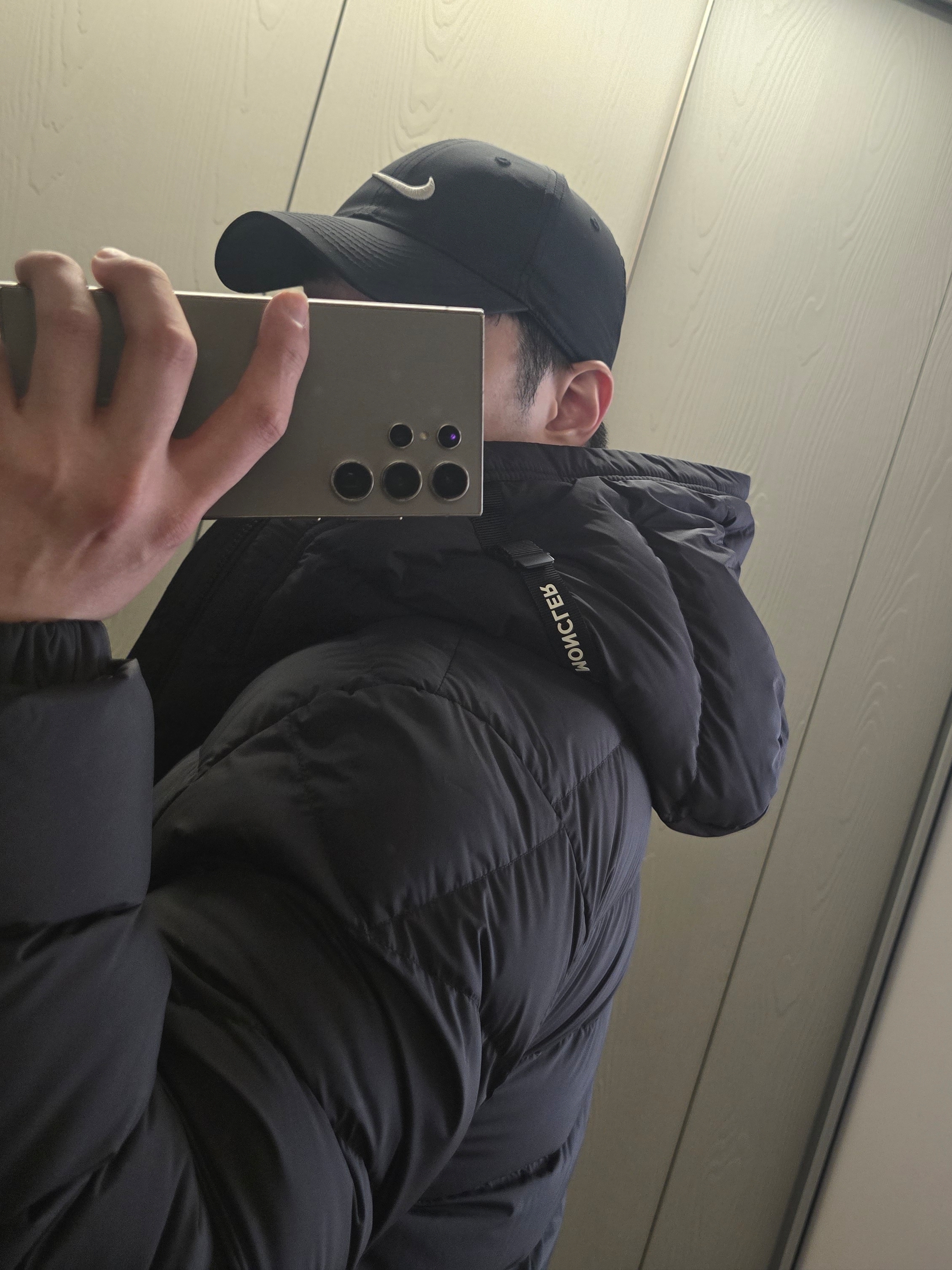 Moncler Laveraet Hooded Short Down Jacket Black - 25FW, Moncler Wool Beanie Black - 25FW 착용 스타일 - 4