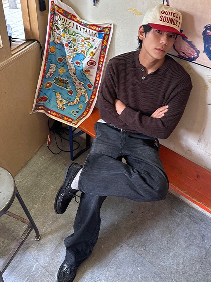 Knitted Cotton Henley Neck Waffle Knit Brown, Knitted Curved Wide Denim Pants Washing Black 착용 스타일
