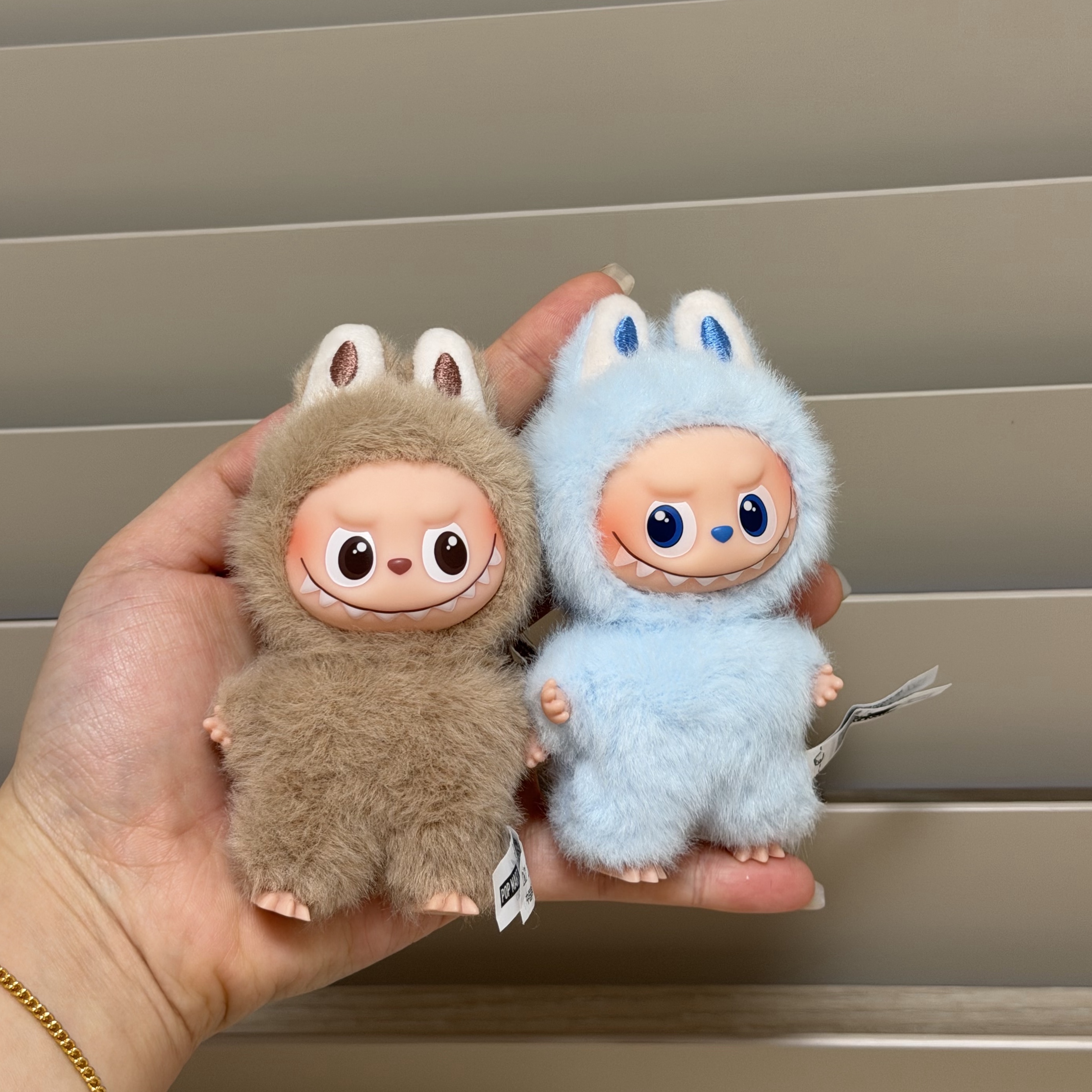 Pop Mart Labubu The Monsters Pin For Love Series Vinyl Plush Pendant (A-M) B (Opened Case), Pop Mart Labubu The Monsters Pin For Love Series Vinyl Plush Pendant (A-M) D (Opened Case) 착용 스타일