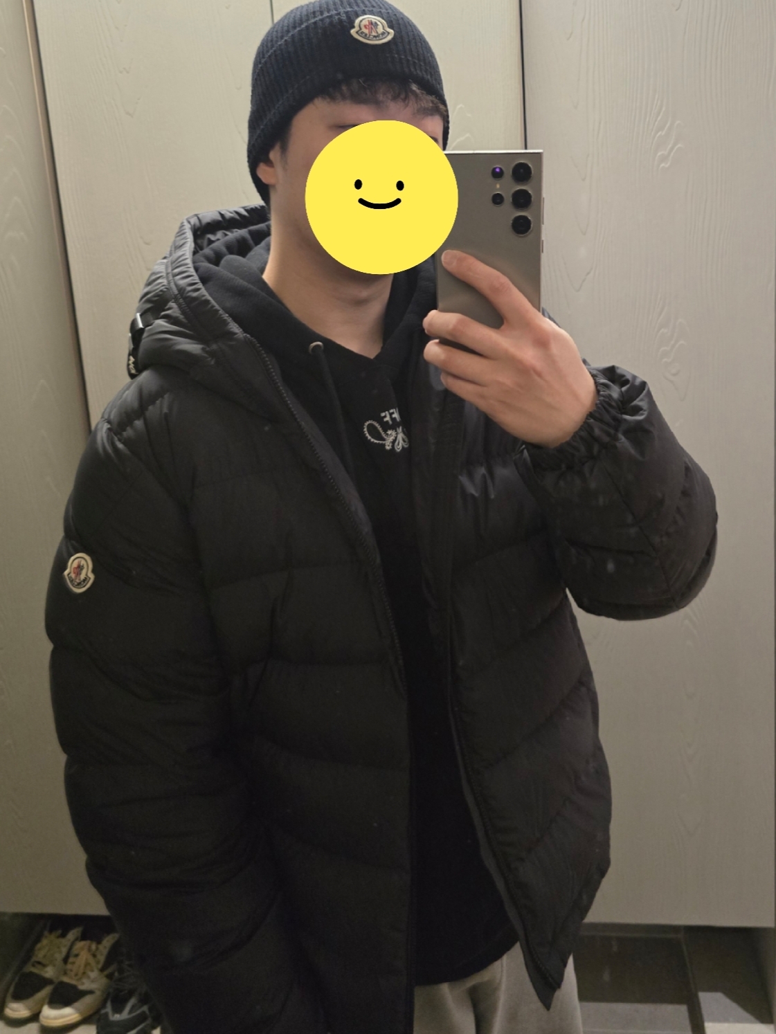 Moncler Laveraet Hooded Short Down Jacket Black - 25FW, Moncler Wool Beanie Black - 25FW 착용 스타일 - 1