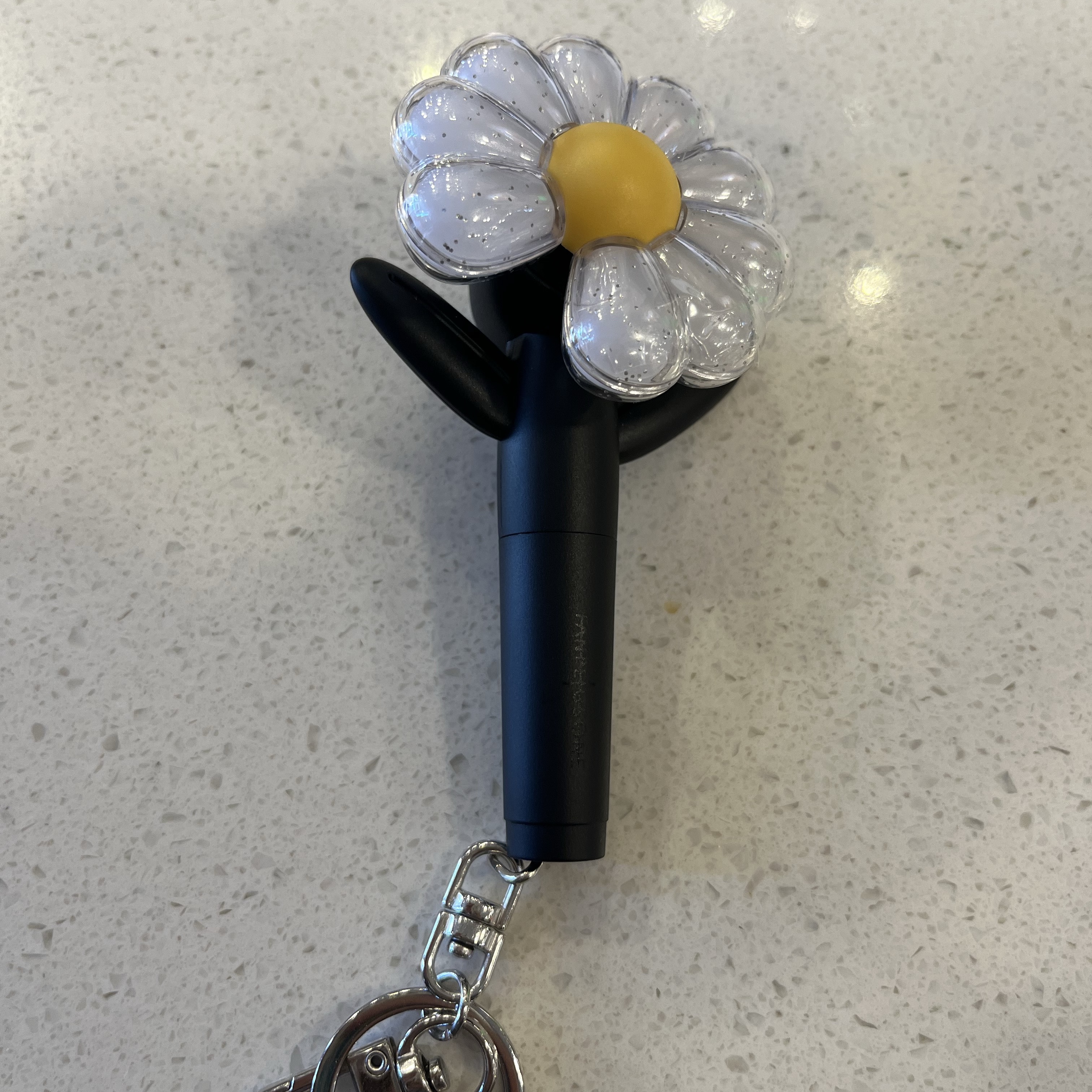 G-DRAGON Ubermensch Official Mini Light Keyring 착용 스타일 - 2