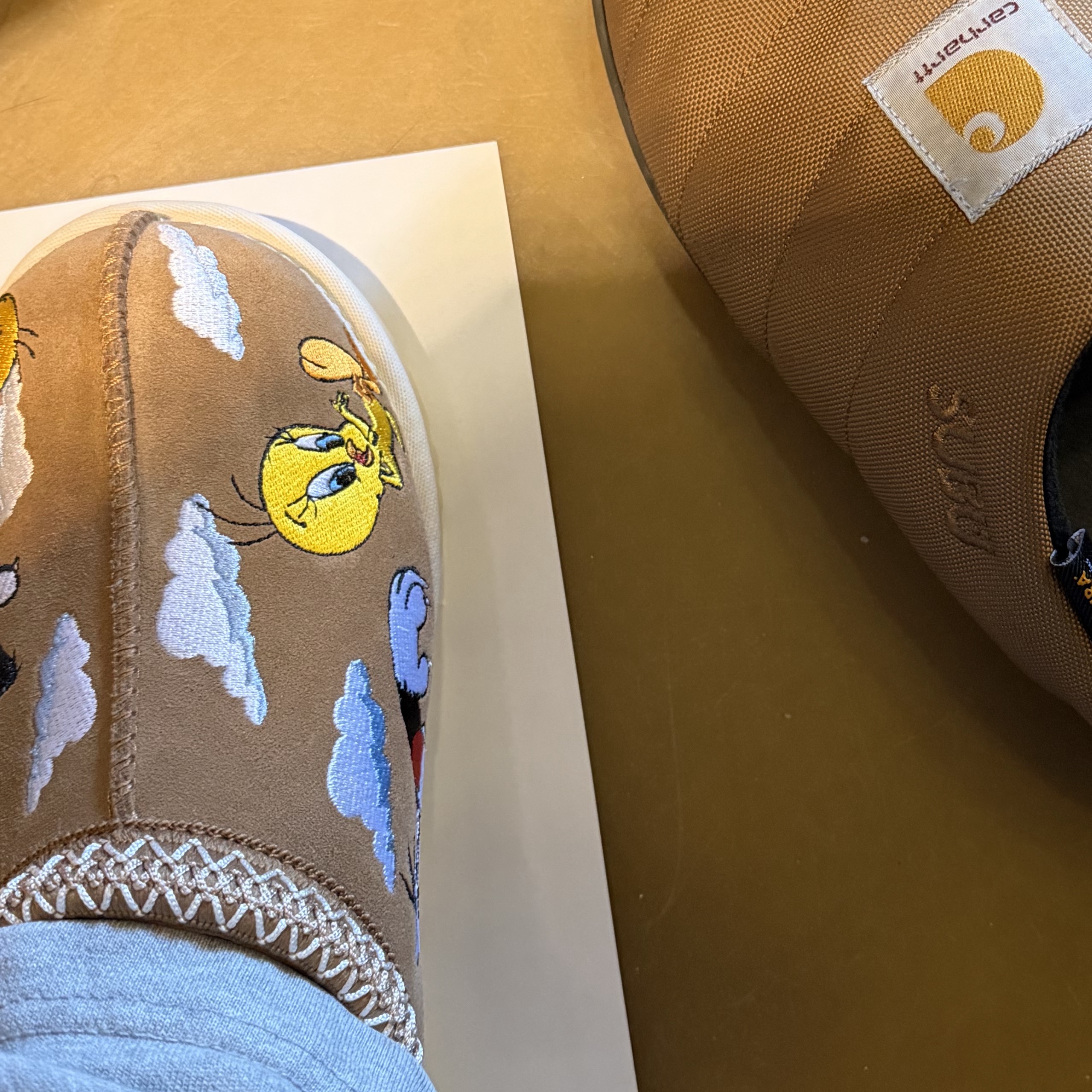 UGG x Palace x Looney Tunes Tasman Slipper Chestnut 착용 스타일 - 2