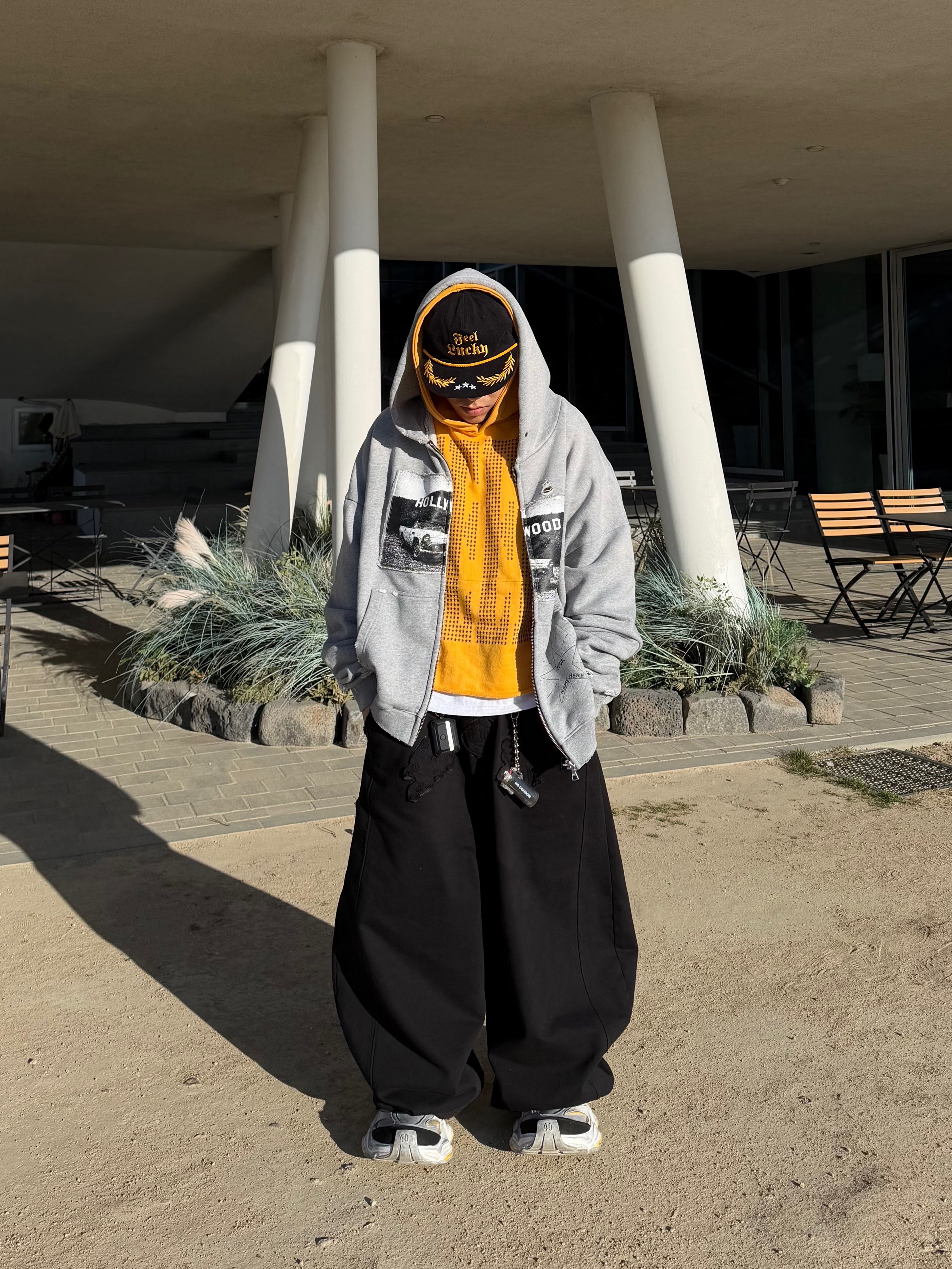 NOD Old Hollywood Zip-up Hoodie Grey, Balenciaga Cargo Sneakers Grey Black Yellow 착용 스타일 - 3