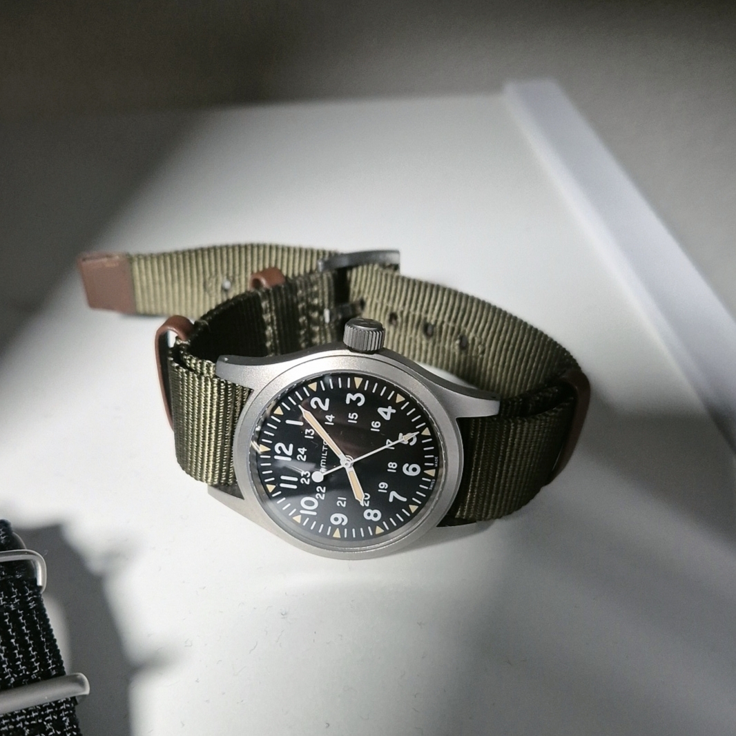 Hamilton Khaki Field Mechanical 38mm Nato Strap Green Black 착용 스타일