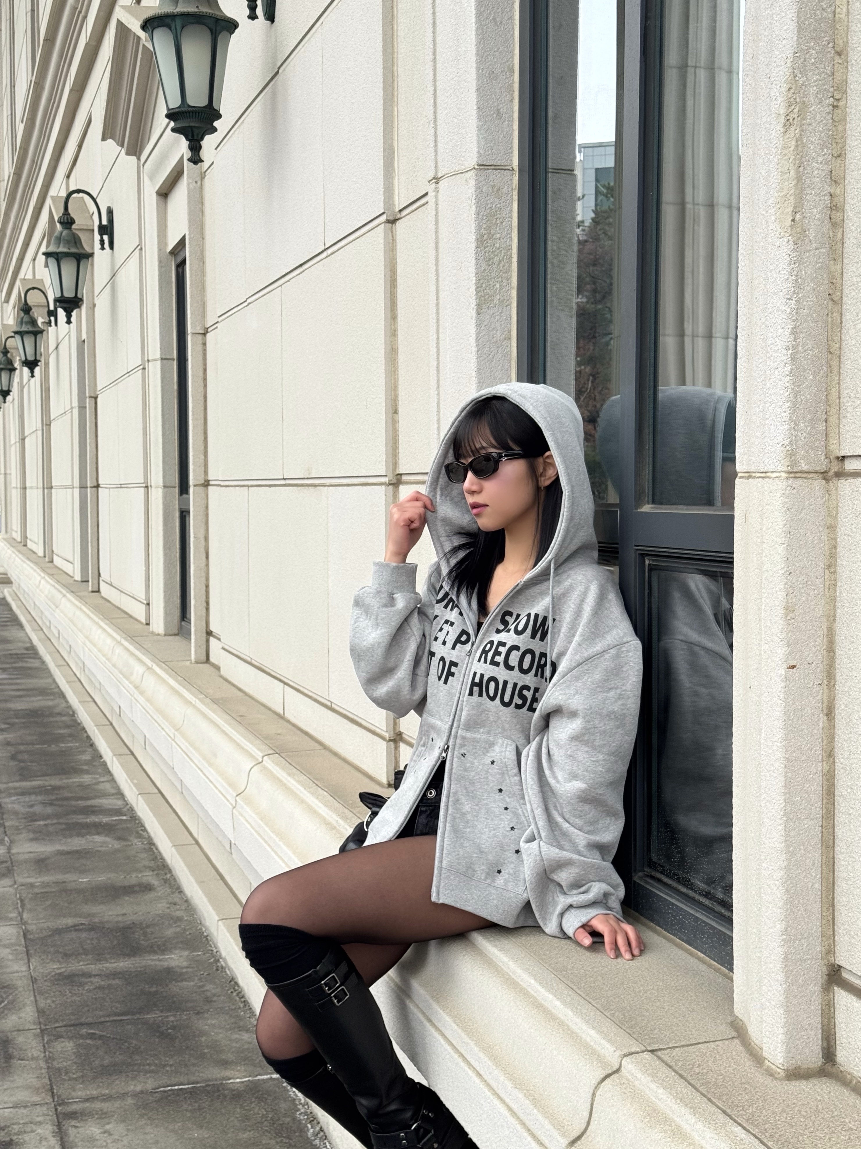 SLOW RECORD HOUSE Typo Star Hood Zip-Up Grey 착용 스타일 - 4