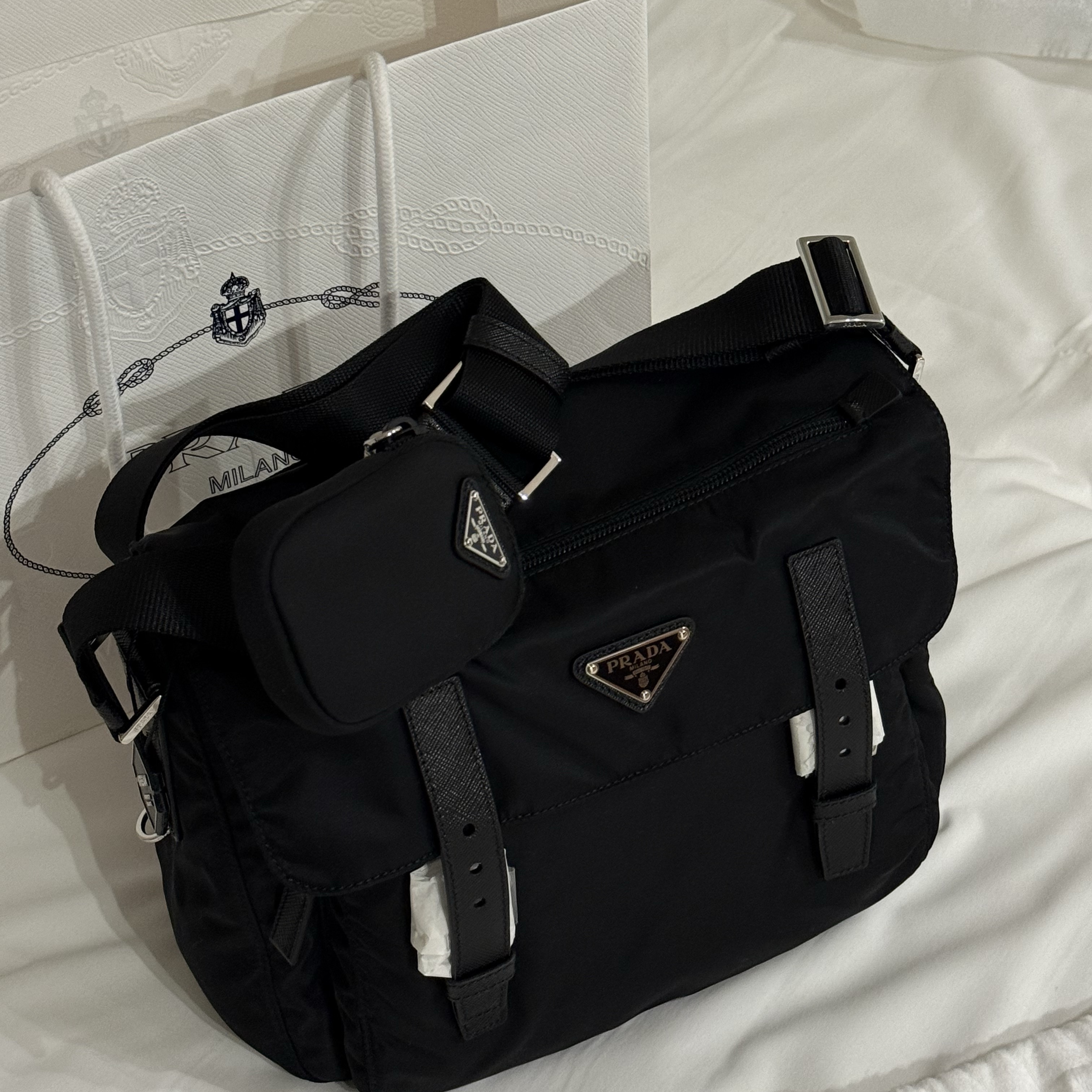 Prada Re-Nylon Shoulder Bag Black 착용 스타일 - 1