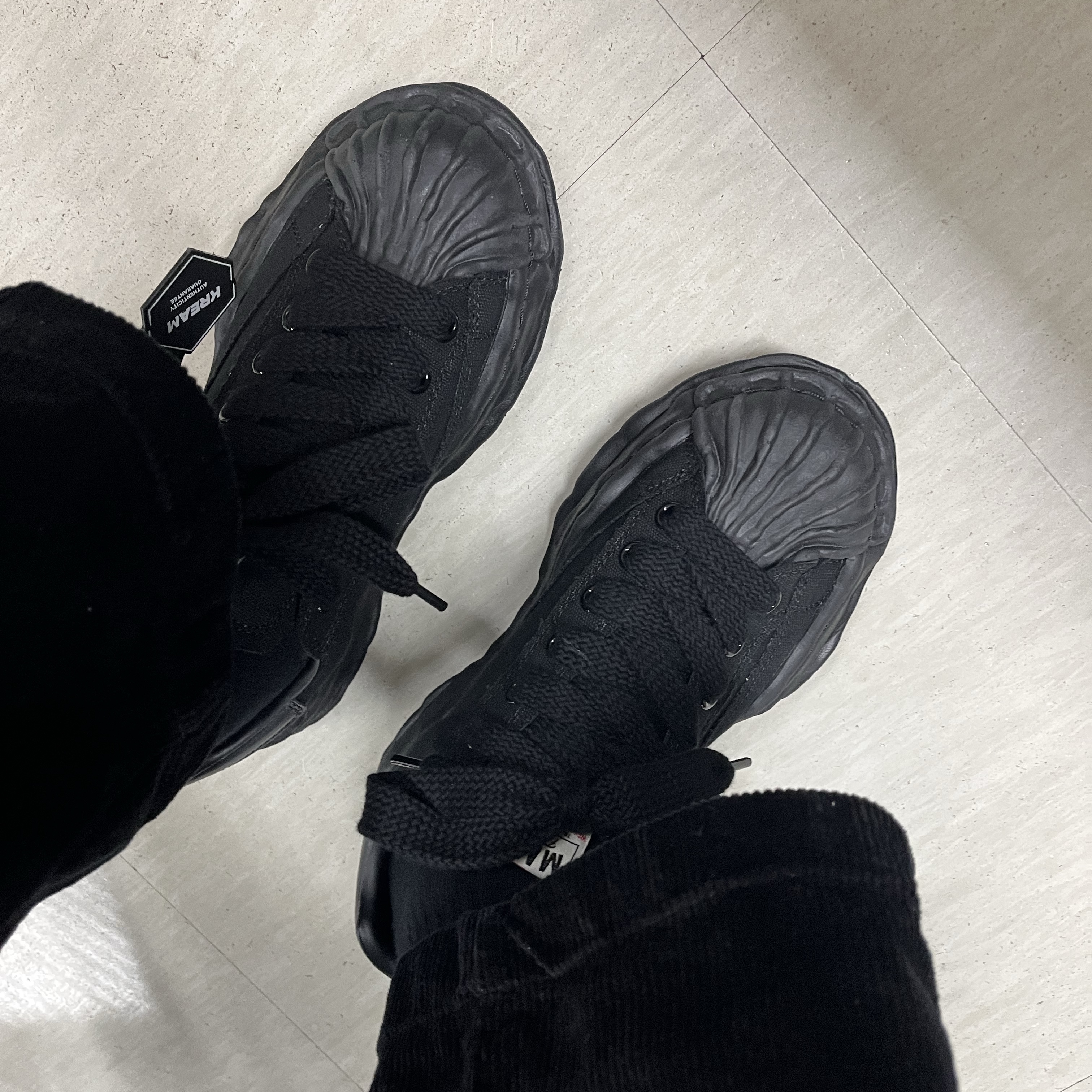 Maison Mihara Yasuhiro Blakey OG Sole Canvas Low-top Sneakers Black Black 착용 스타일 - 1