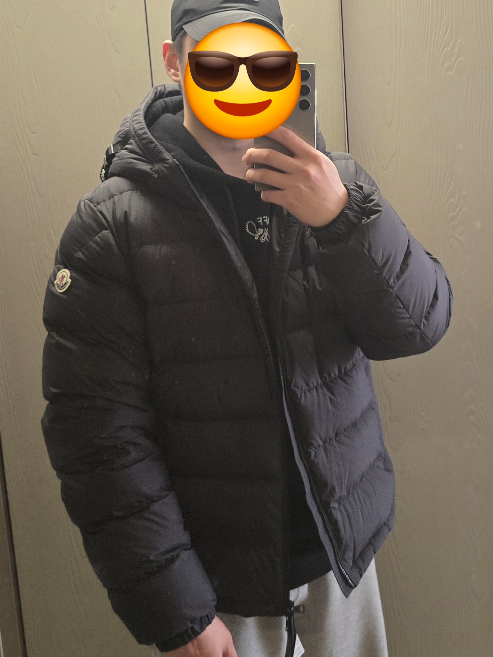 Moncler Laveraet Hooded Short Down Jacket Black - 25FW, Moncler Wool Beanie Black - 25FW 착용 스타일 - 3