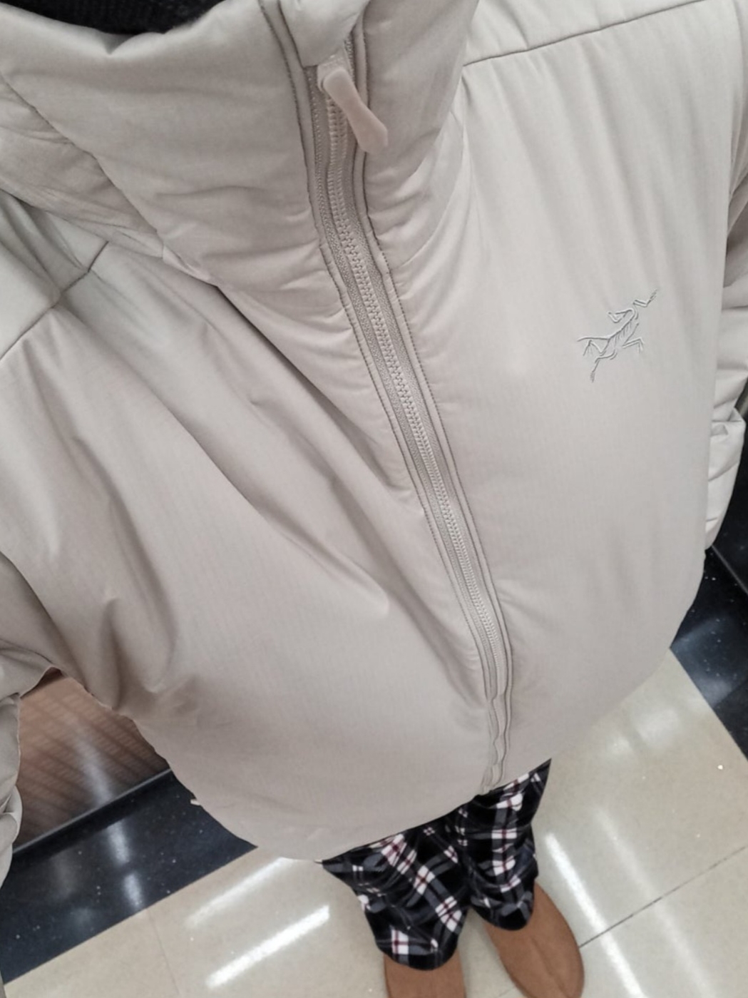 UGG Neuman Chestnut, Arc'teryx Atom Heavyweight Hoody Rune 착용 스타일 - 1