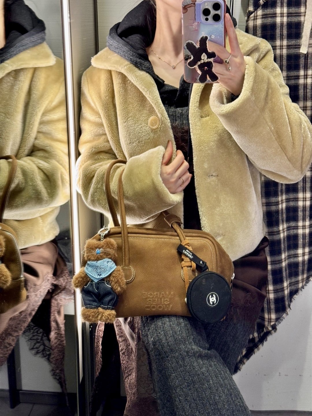 (W) UGG Classic Ultra Mini Platform Boots Chestnut, Monamhee x Amoupre Danhee Keyring Brown 착용 스타일 - 3