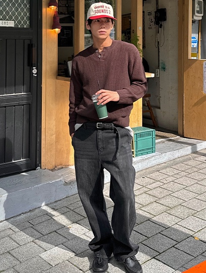 Knitted Cotton Henley Neck Waffle Knit Brown, Knitted Curved Wide Denim Pants Washing Black 착용 스타일
