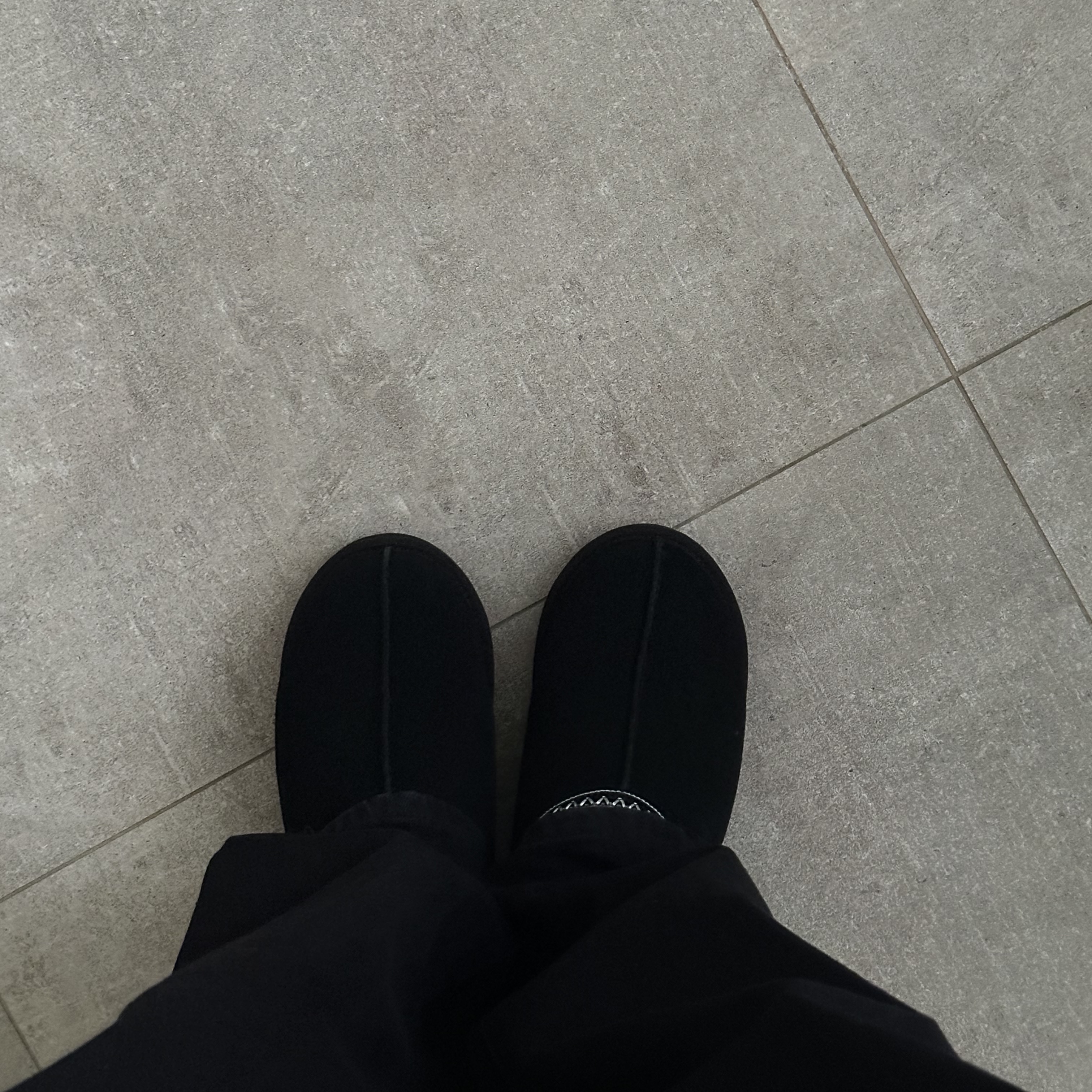 UGG Tasman II Slipper Black 착용 스타일