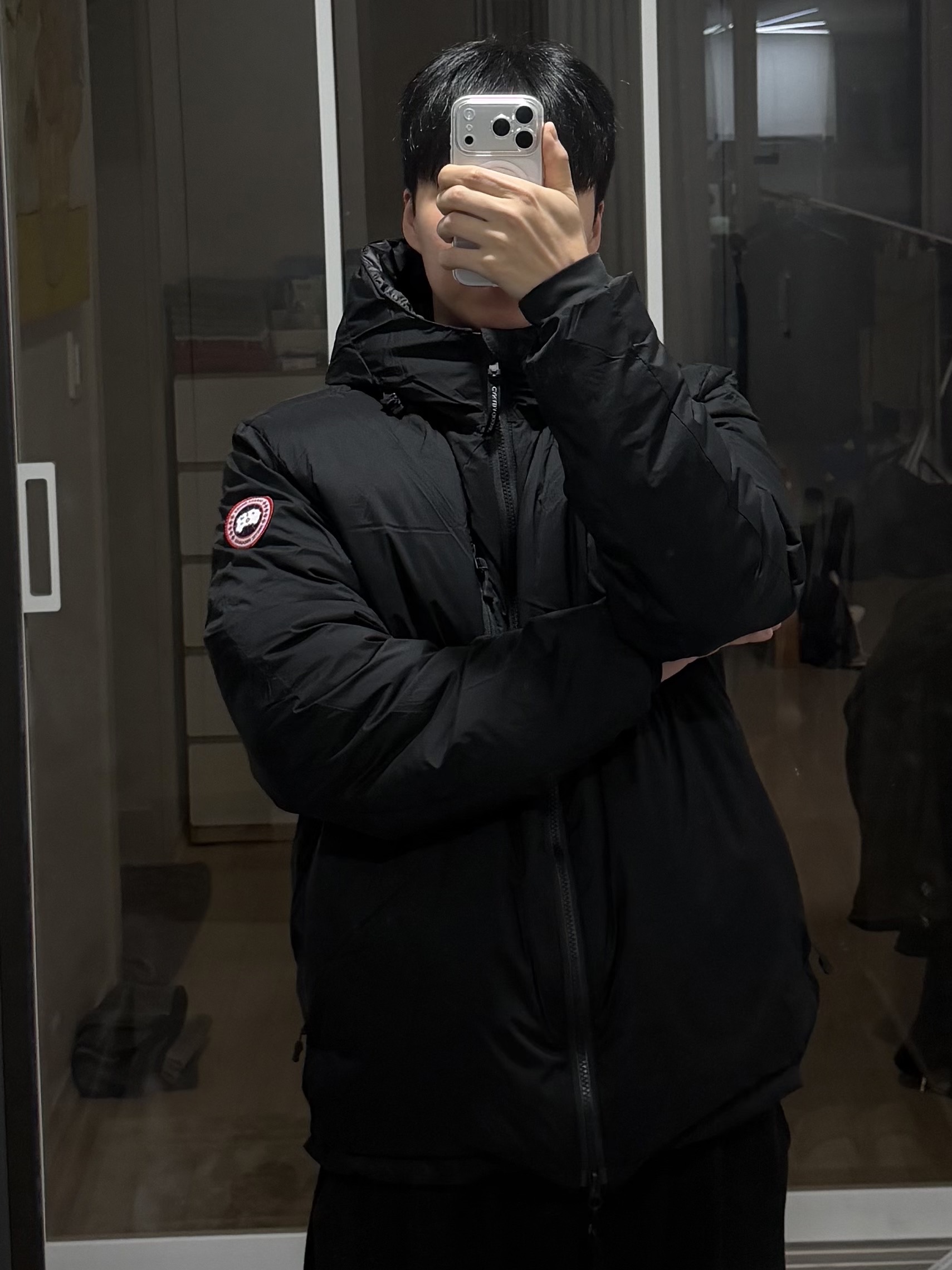 Canada Goose Lodge Down Hoody Matte Finish Black 착용 스타일 - 2
