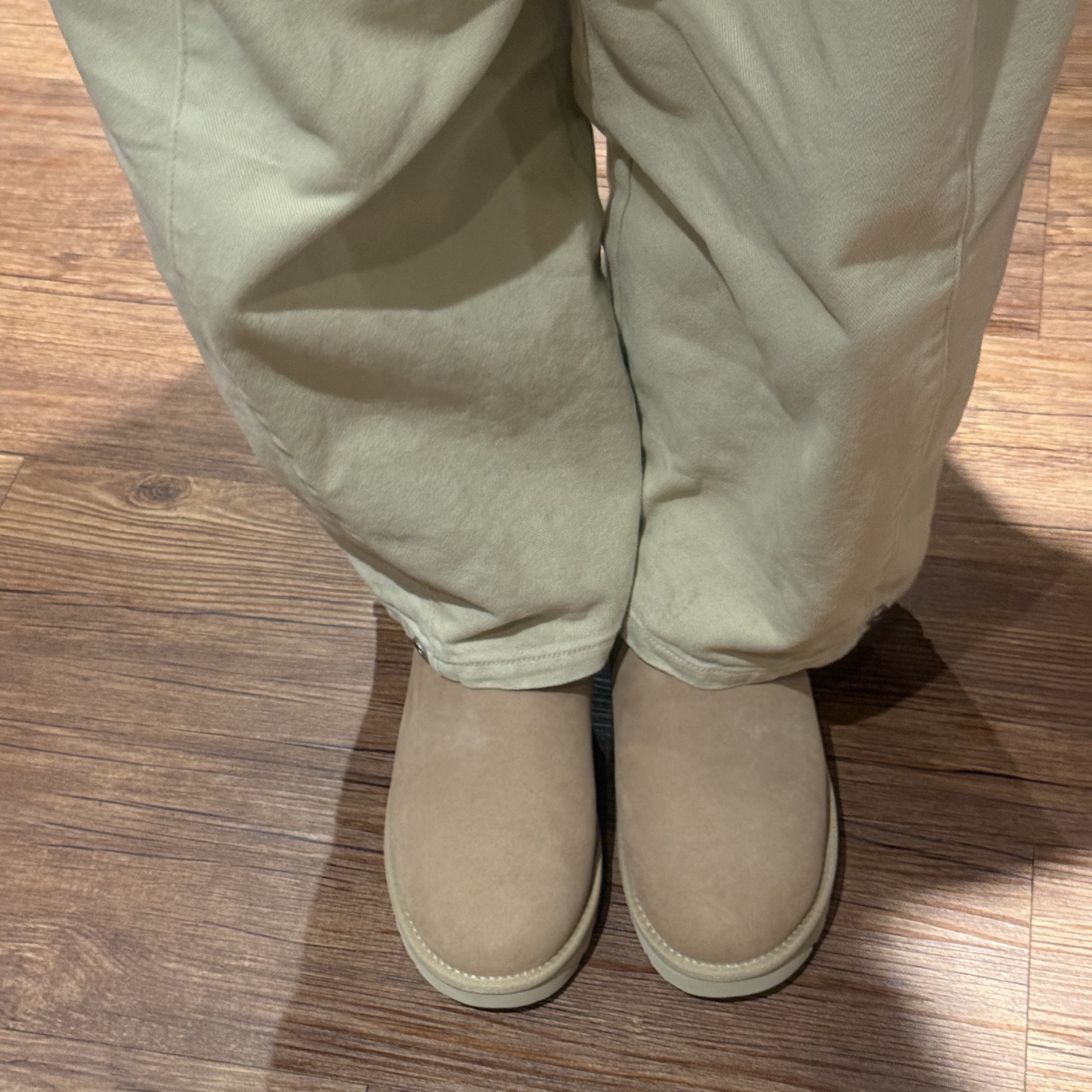 (W) UGG Classic Ultra Mini Boots Sand 착용 스타일