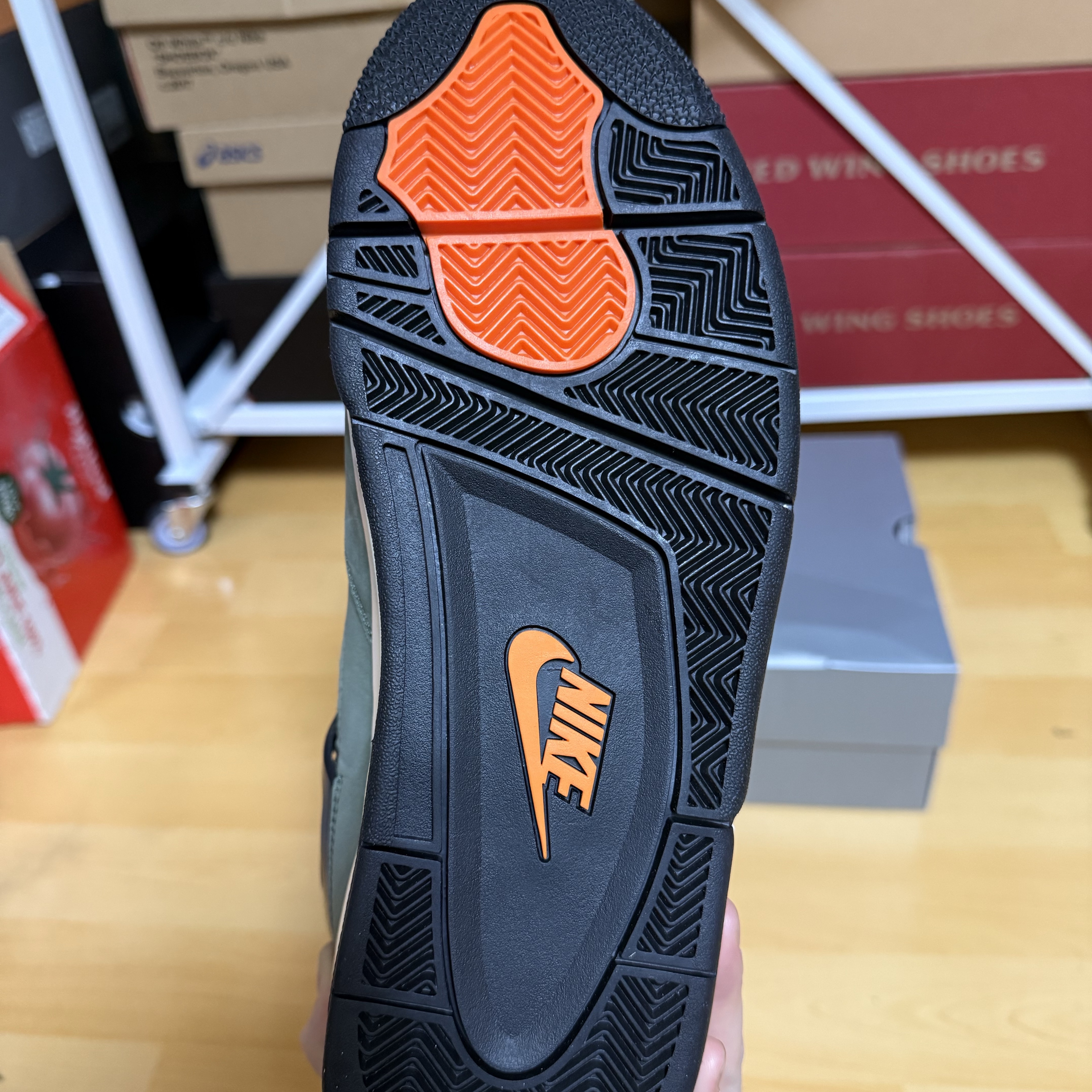 Jordan 4 x Undefeated Retro OG SP Deep Green and Clementine 착용 스타일 - 5