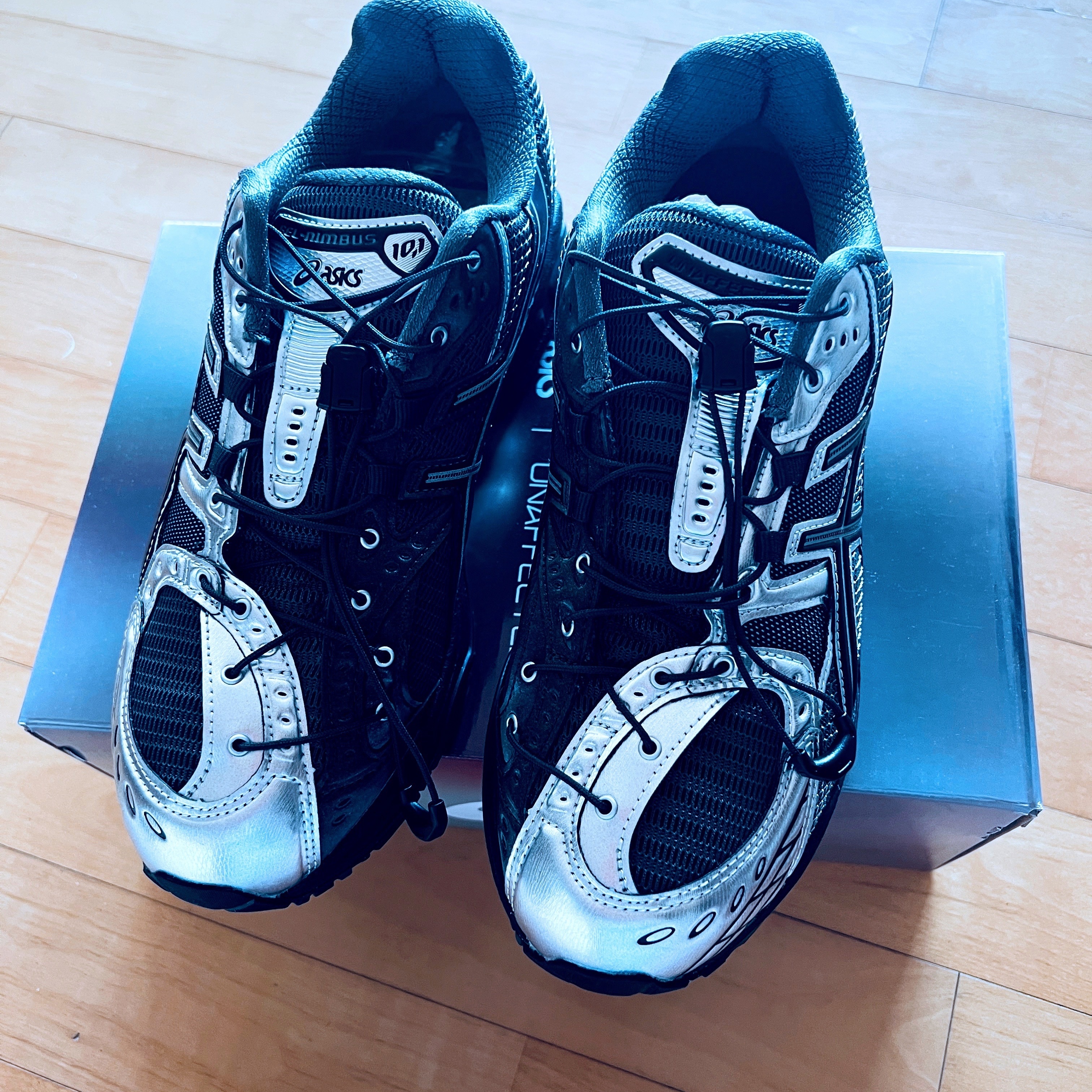 Asics x Unaffected Gel-Nimbus 10.1 Silver Black 착용 스타일