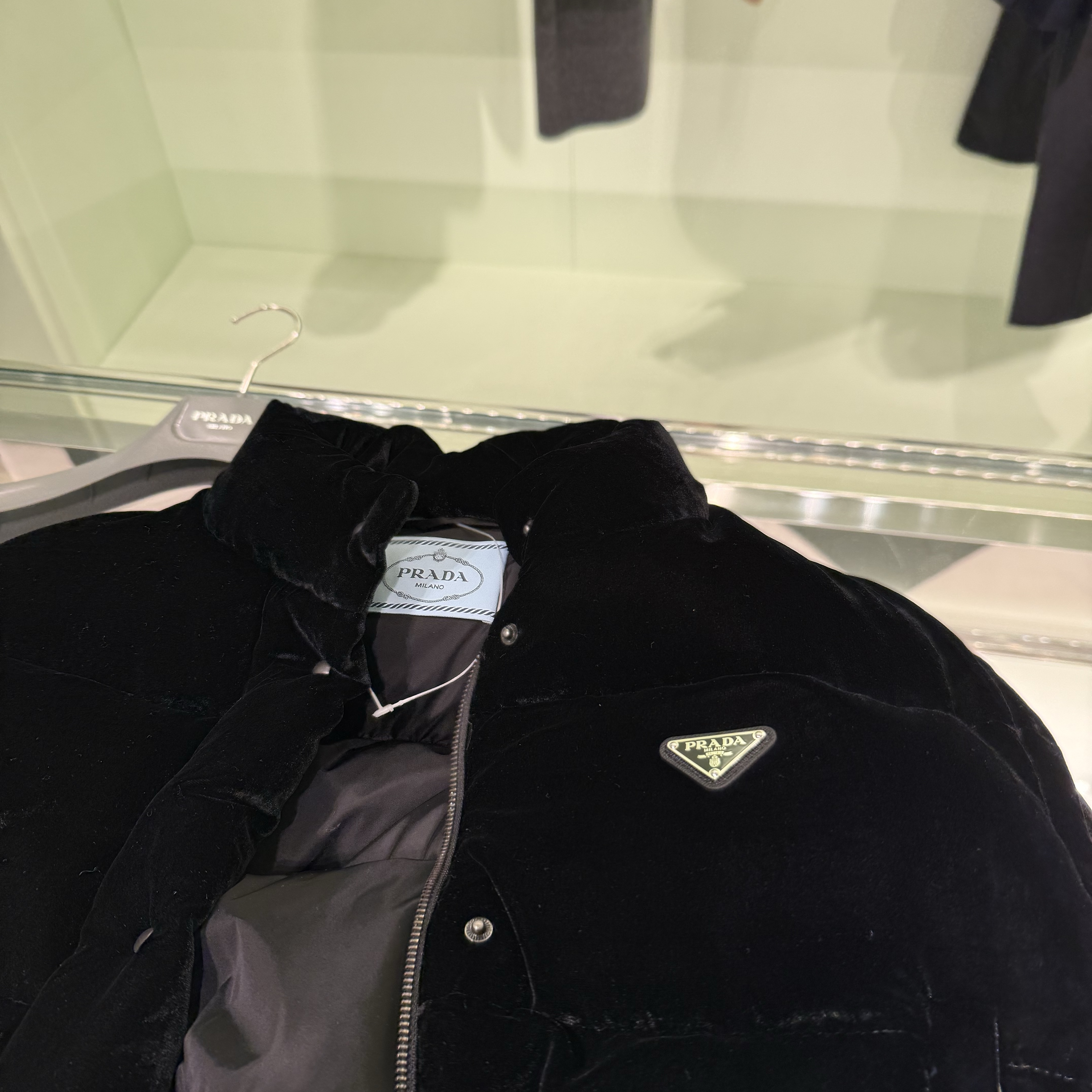 (W) Prada Velvet Cropped Puffer Jacket Black 착용 스타일 - 2