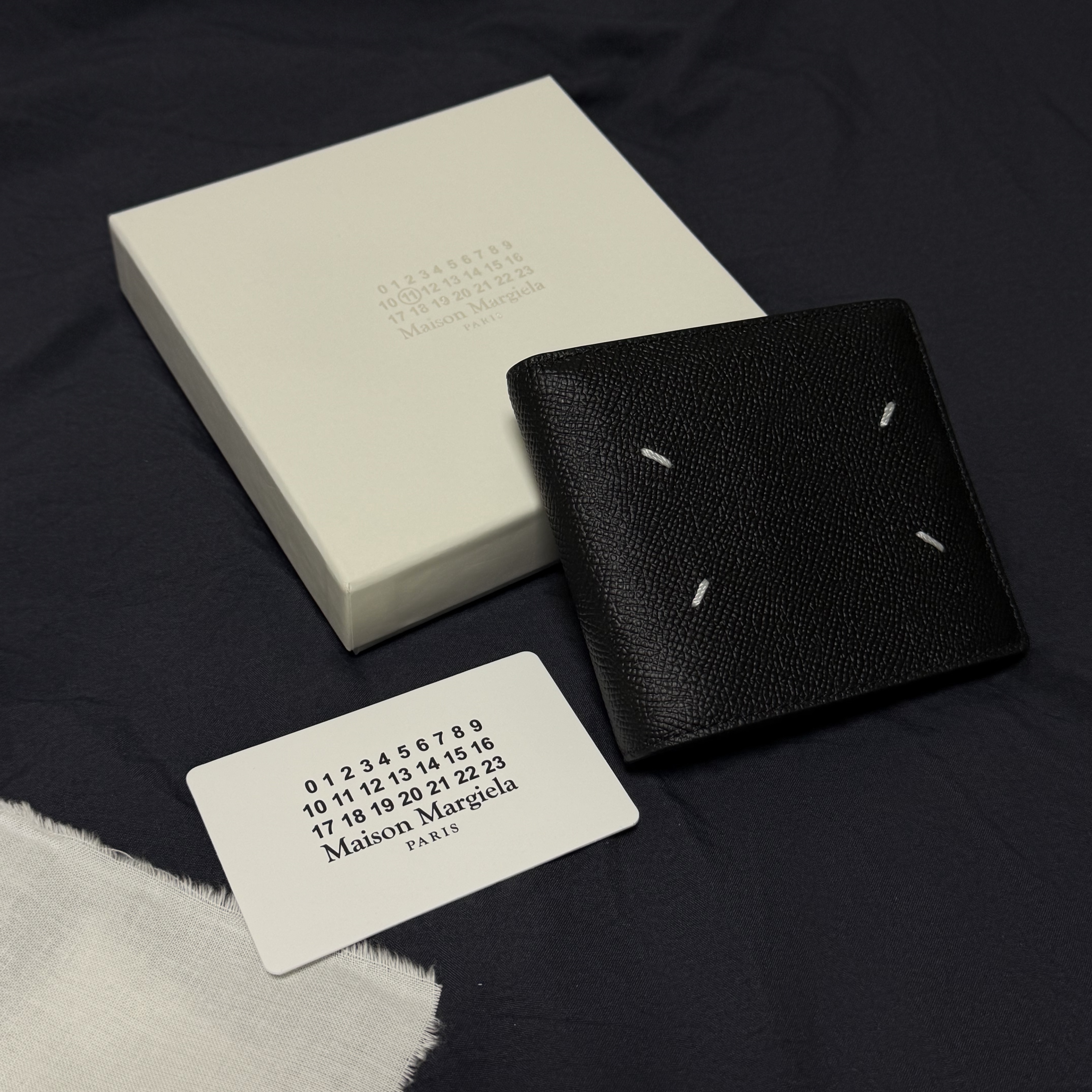 Maison Margiela Bovine Leather Bi-Fold Wallet Black 착용 스타일
