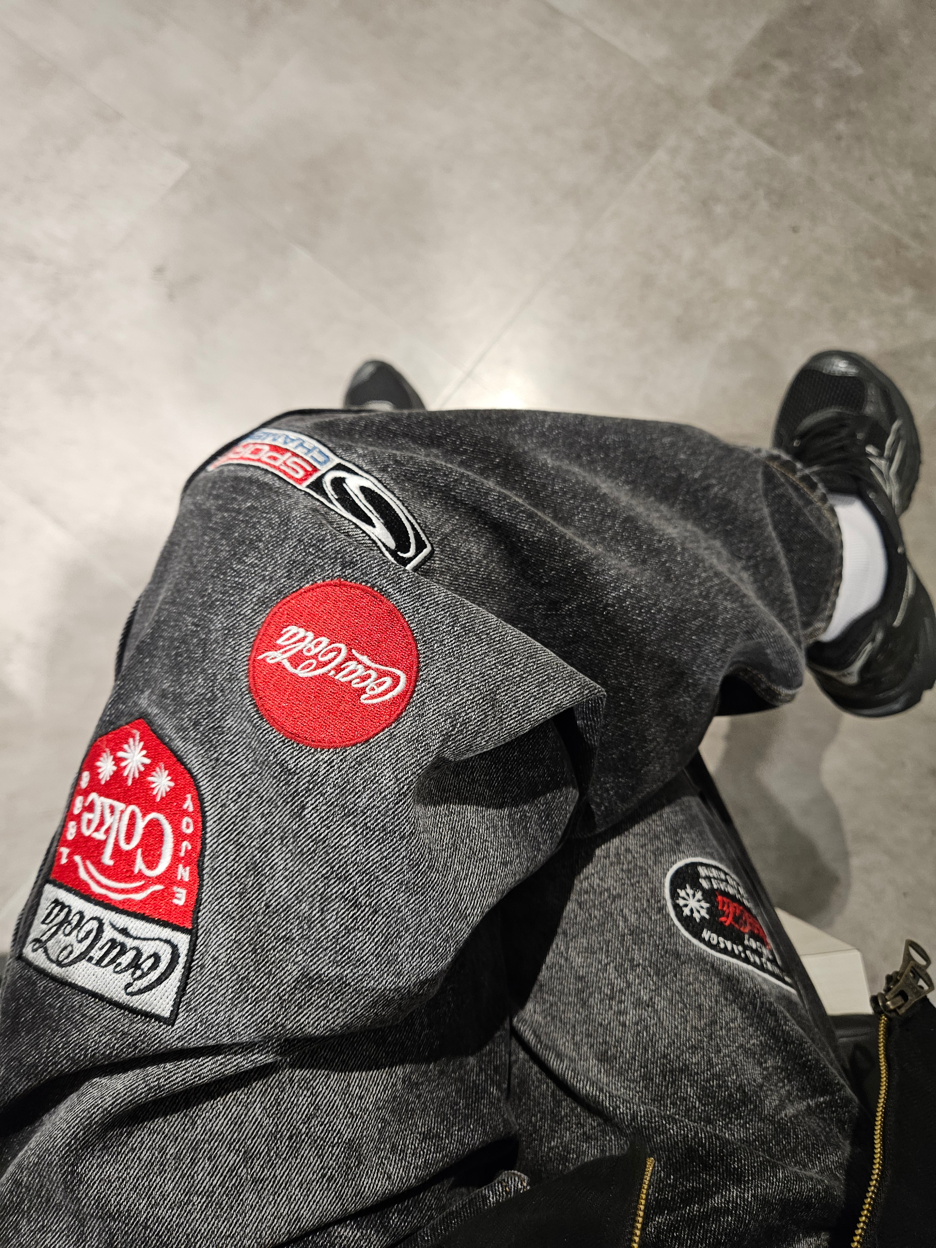 SPORT CHAMBER x Coca-Cola Balloon Denim Pants Black, Asics Gel-Kayano 14 Black Pure Silver 착용 스타일 - 3