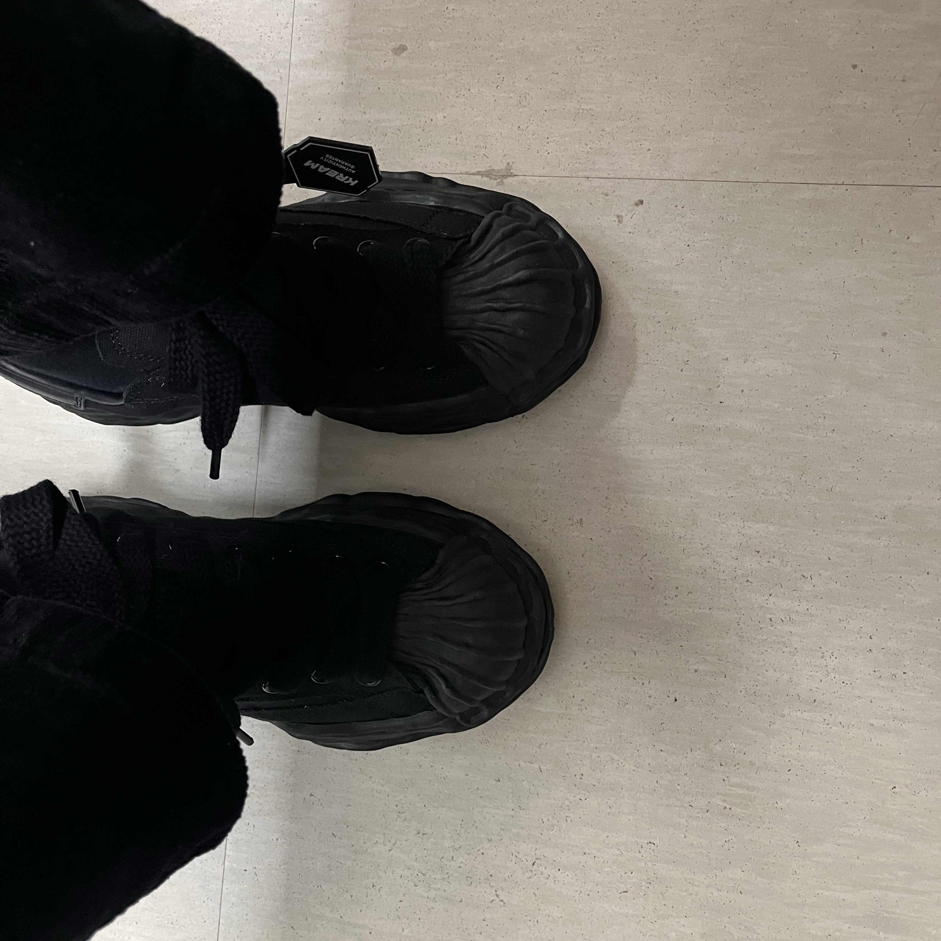 Maison Mihara Yasuhiro Blakey OG Sole Canvas Low-top Sneakers Black Black 착용 스타일 - 3