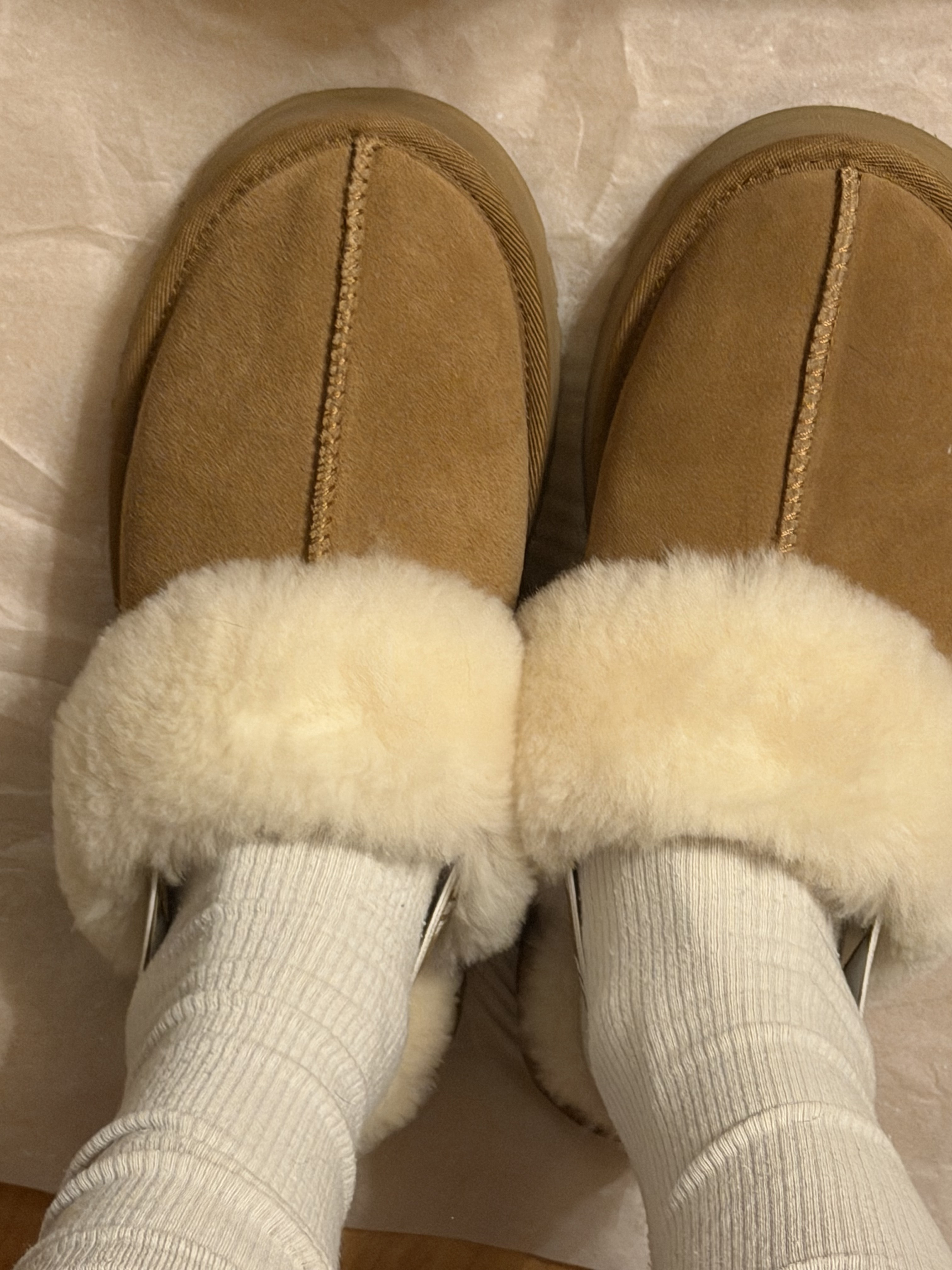 (Kids) UGG Funkette Slides Chestnut 착용 스타일 - 1