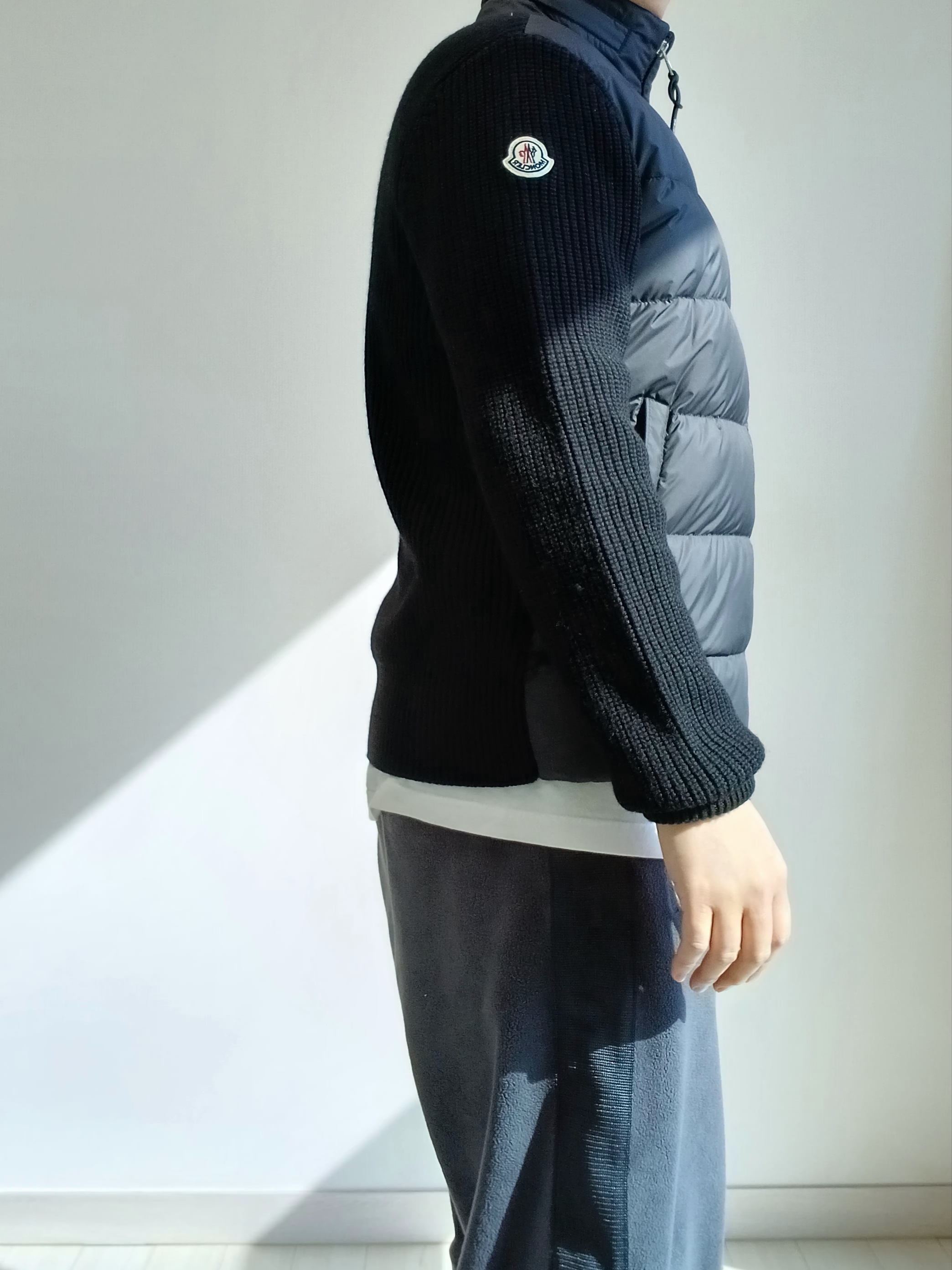 Uniqlo x Needles Fleece Wide Pants Dark Gray - KR, Stone Island 2100030 Organic Cotton Jersey Fissato Effect Slim Fit Long Sleeve T-Shirt with Compass Patch White - 25FW 착용 스타일 - 3