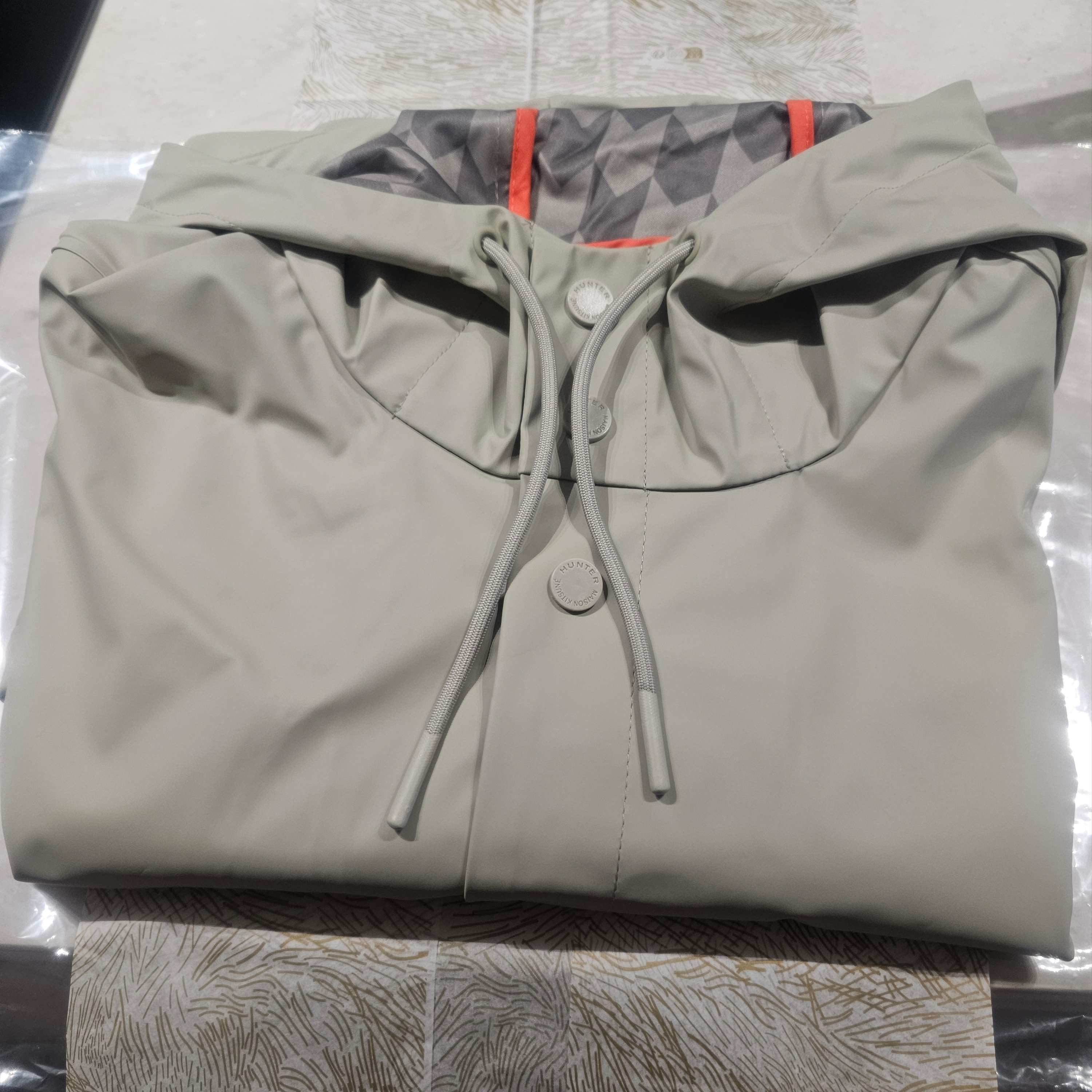 Maison Kitsune x Hunter Rain Jacket Stone Beige 착용 스타일